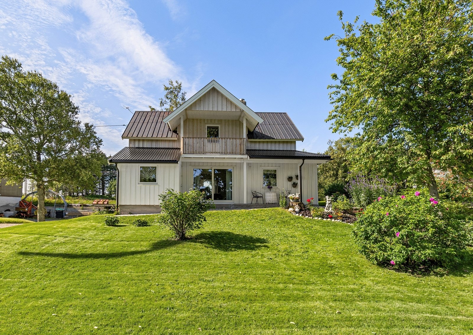 Boligen er fra 1910, men er oppgradert i nyere tid med bl.a. nye vinduer, elektrisk anlegg, nytt kjøkken og varmepumpe. Galleribilde