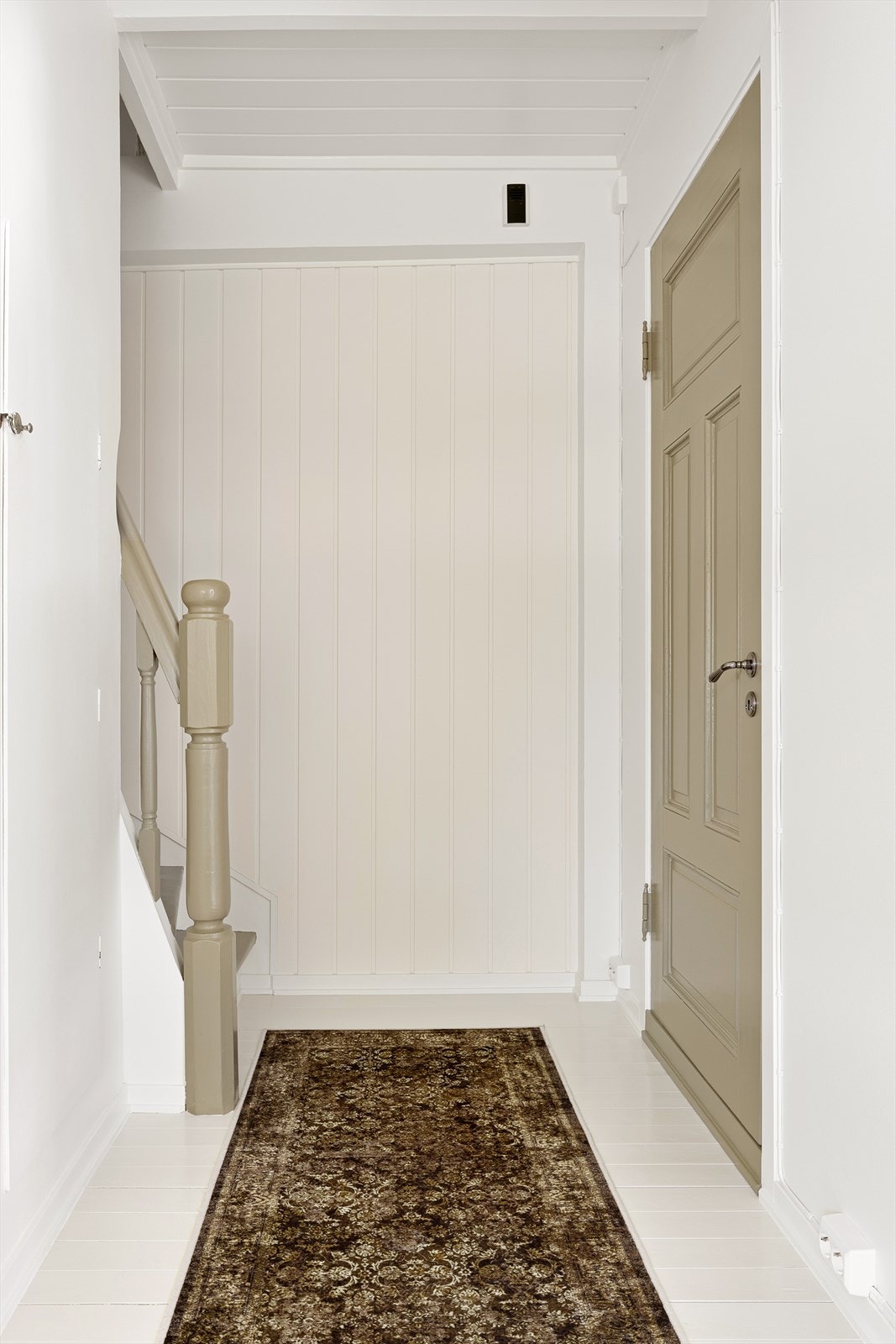 I enden av entreen er det en malt tretrapp til etasjen over. Trappen er nylig ferdig renovert og oppmalt. Galleribilde