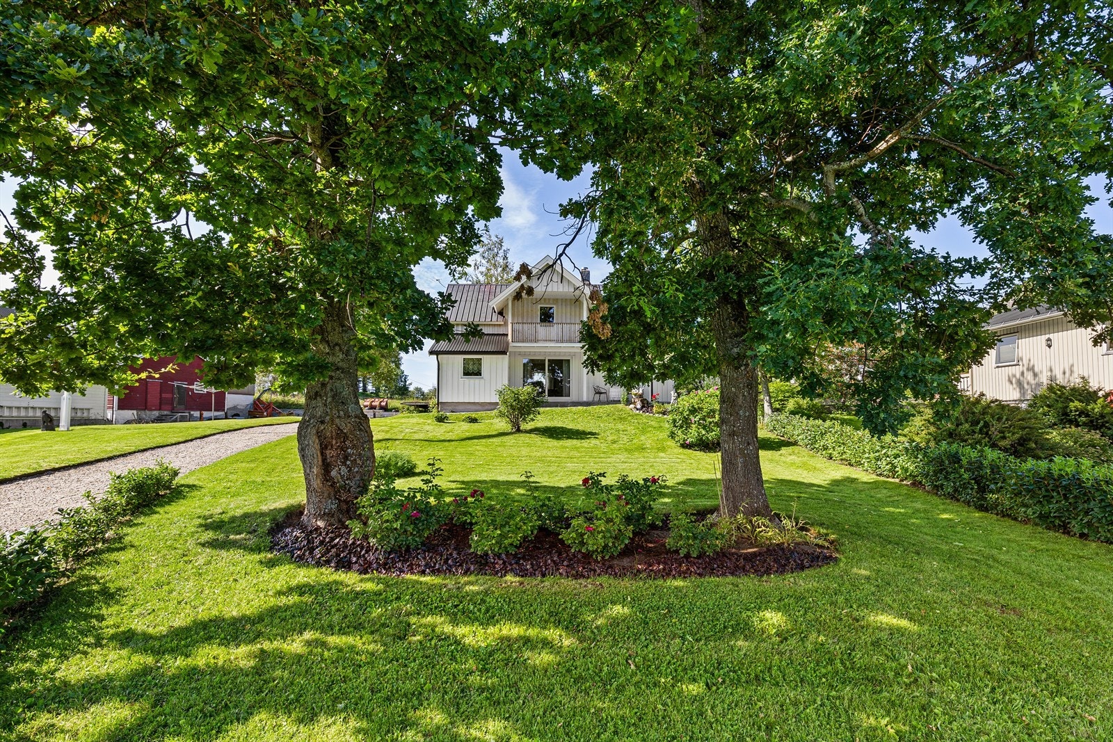 Velkommen til Meløysundveien 644, en innholdsrik enebolig med idyllisk beliggenhet. Galleribilde