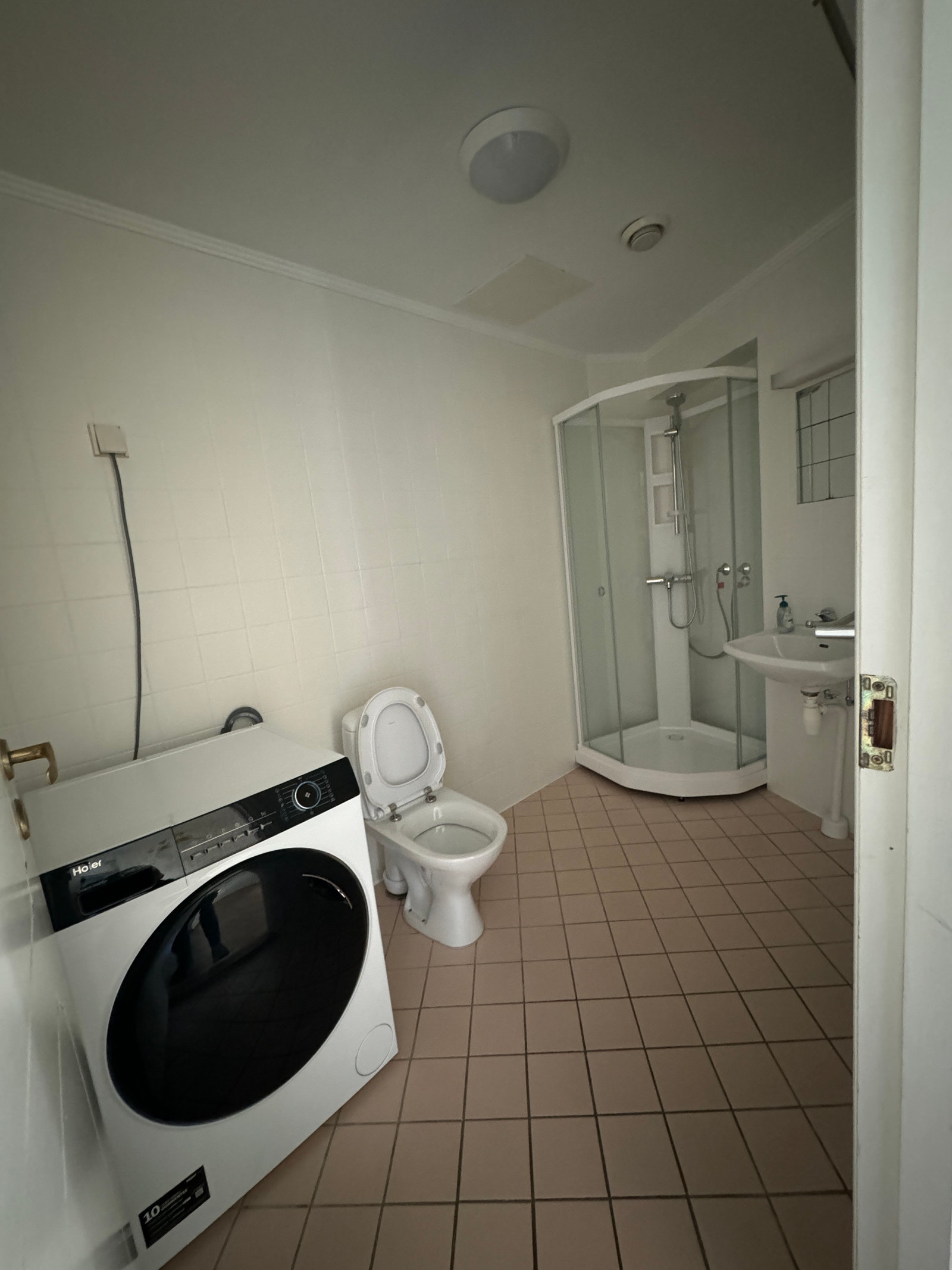 Bad - Vaskemaskin med tørkesystem følger med. Galleribilde