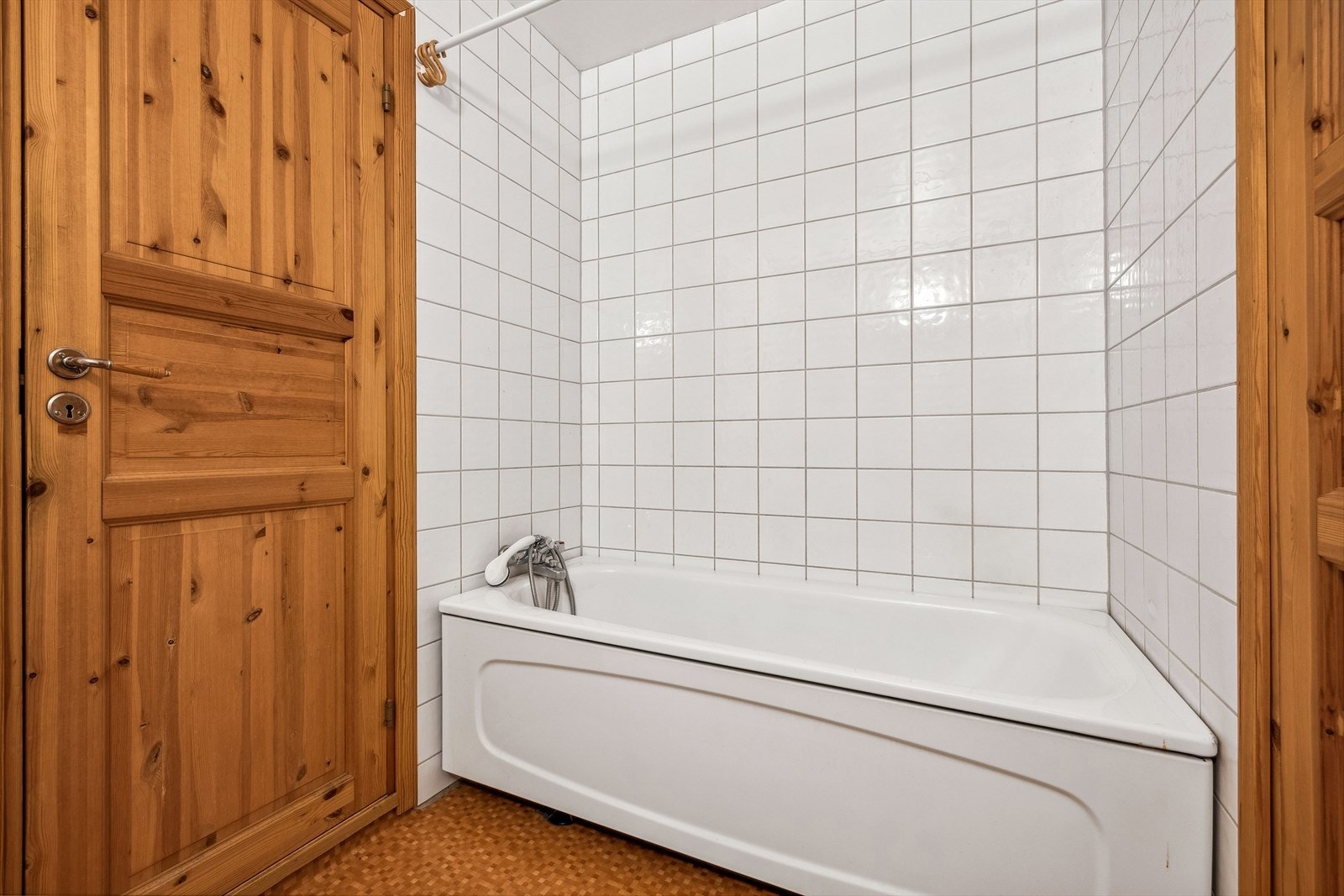 Eldre baderom med behov for full modernisering. Baderommet har flislagt våtsone, belegg på gulv og malt tapet ellers i rommet. Galleribilde