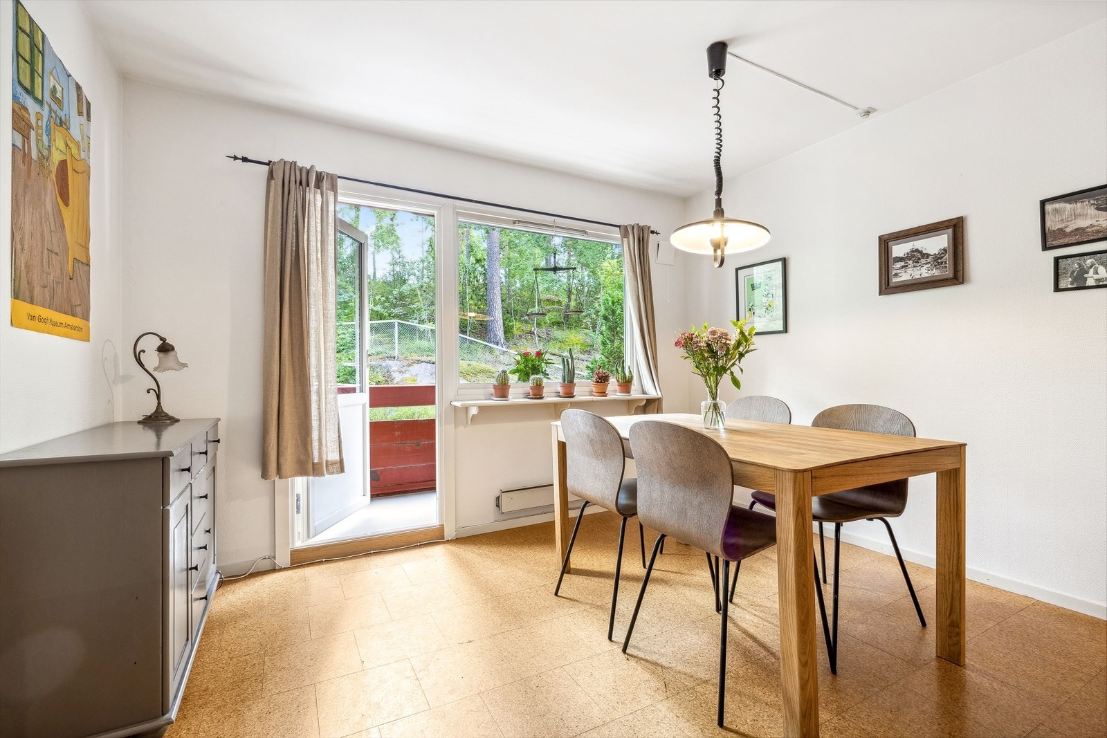 Videre er det god plass til en romslig og hyggelig spisestue. Galleribilde