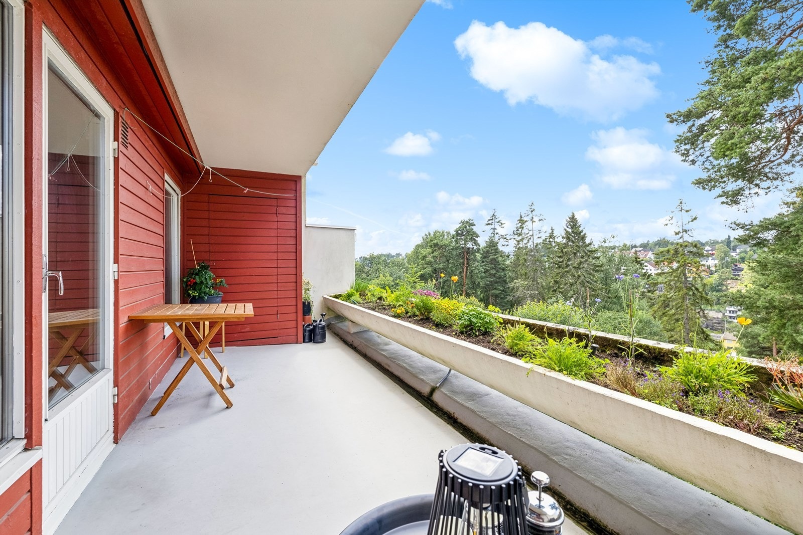 I tilknytning til balkongen er det en bod på ca. 2 m². På balkongen sitter man usjenert til, og her kan man nyte gode solforhold og flott utsyn til et hyggelig skogholt. Galleribilde