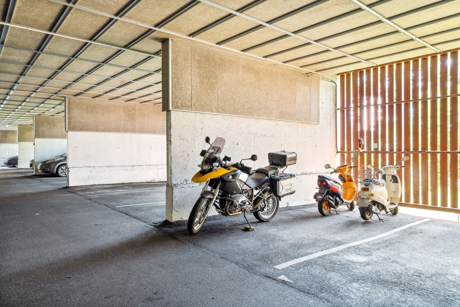 Parkeringsplass i felles garasjeanlegg. Galleribilde