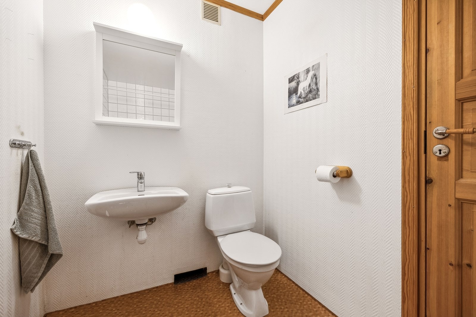 Rommet består av servant speil, lysarmatur montert påvegg, gulvmontert toalett, veggmontert stråleovn, badekar med forheng. Galleribilde