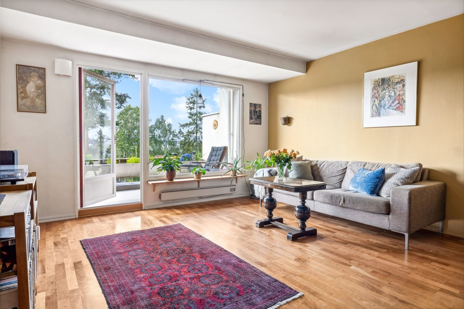 Lys og romslig stue med store vindusflater. Galleribilde