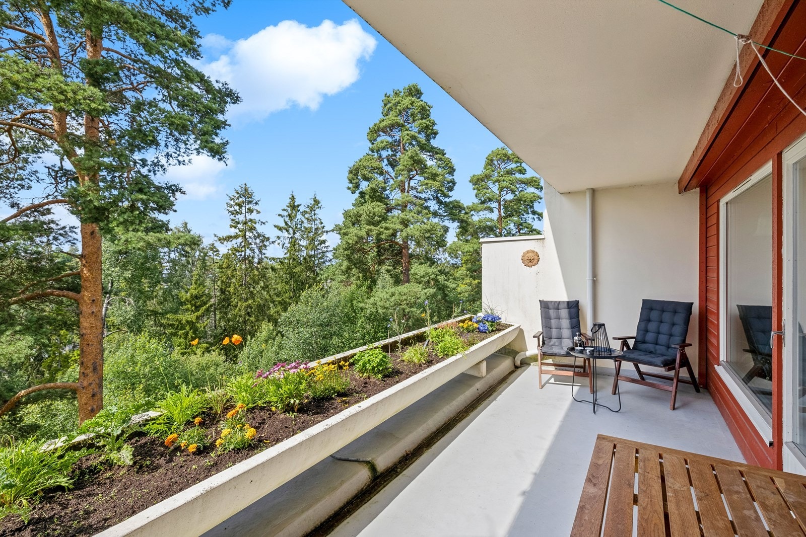 Fra stuen er det utgang til en vestvendt terrasse på ca. 13 m². Galleribilde