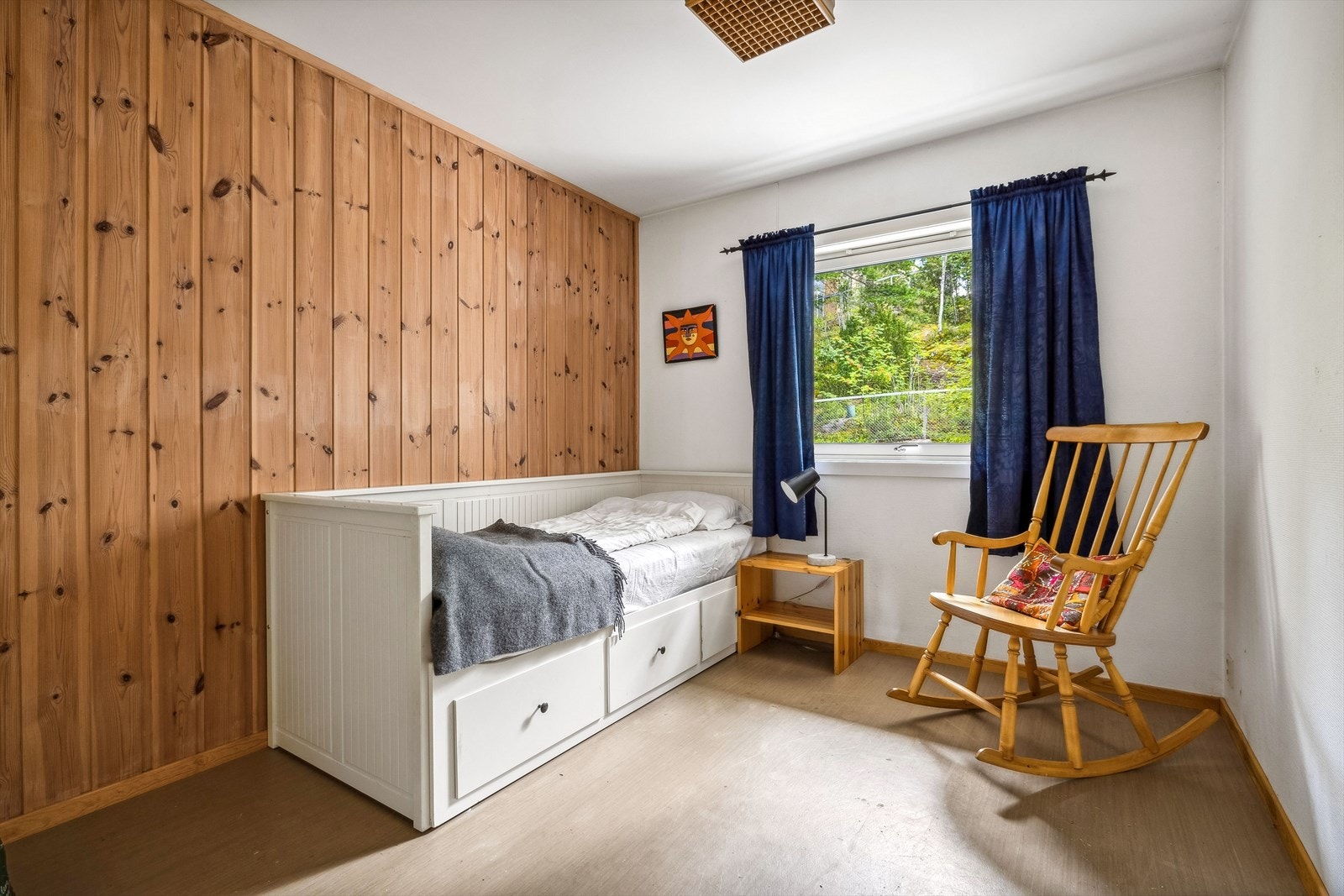 Boligen byr på tre gode soverom med god plass til seng, garderobeskap og tilhørende møbler. Galleribilde