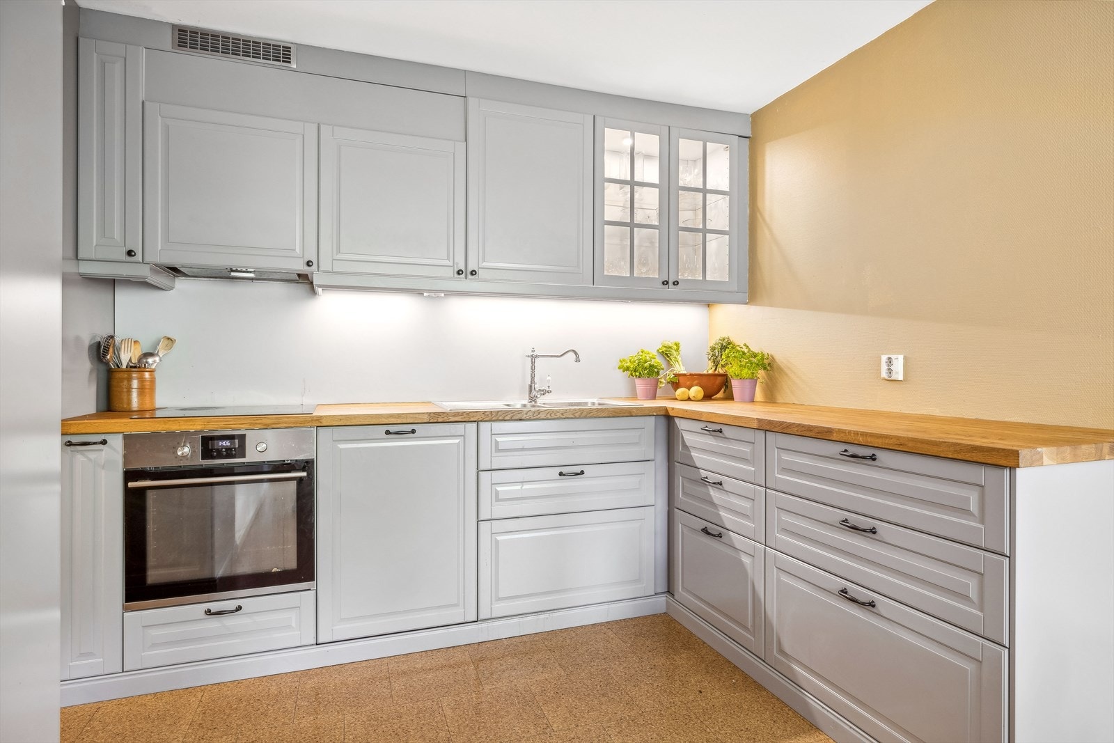 Kjøkkenet har integrerte hvitevarer som induksjonsplatetopp, stekeovn, oppvaskmaskin og kjøleskap. Galleribilde