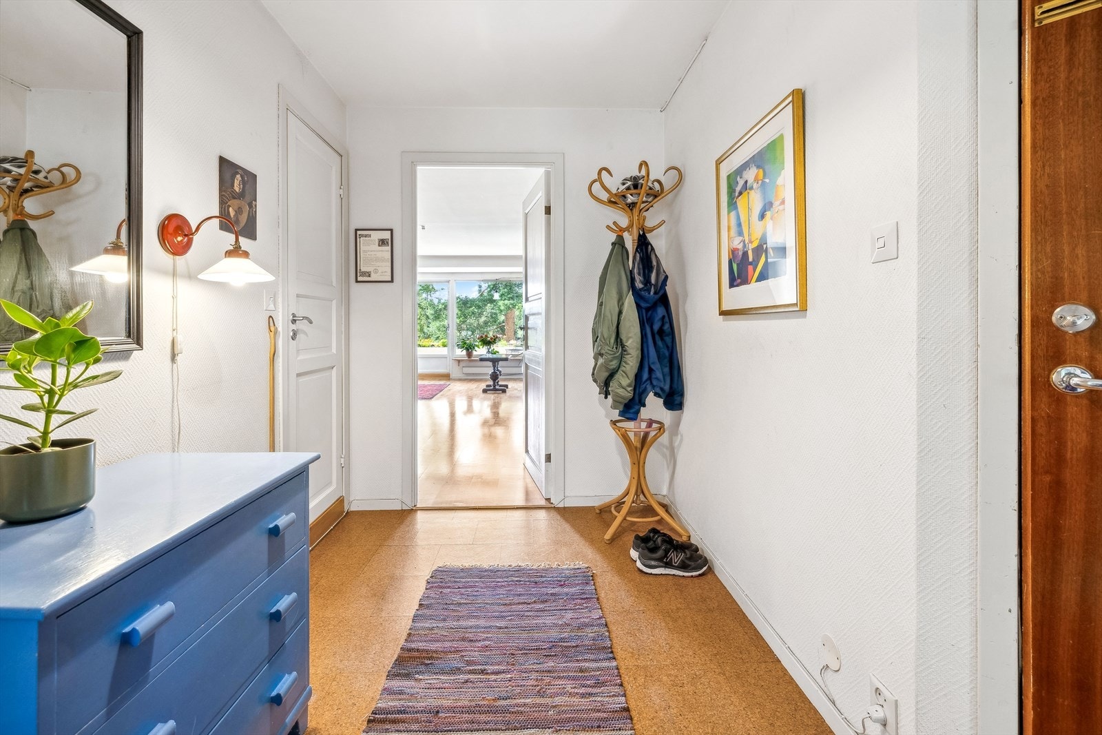 Romslig entré med plass til å henge fra seg yttertøy og sette fra seg sko. Galleribilde