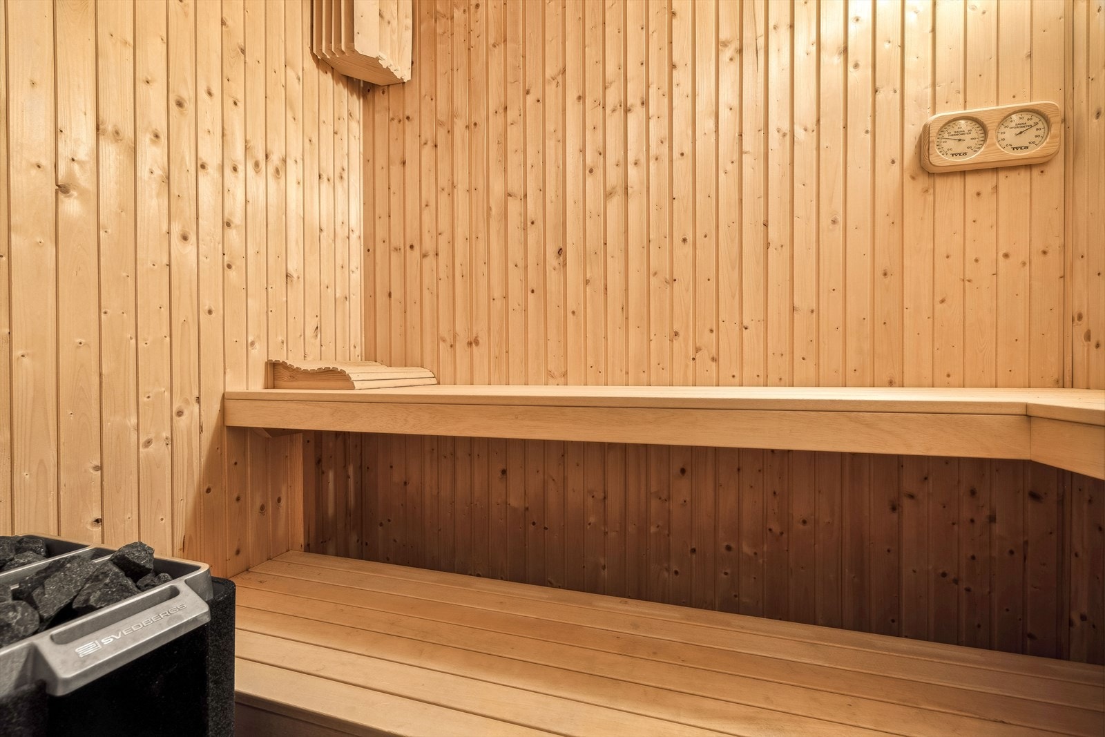 Badstue med elektrisk badstueovn. Overflatene består av belegg på gulv og badstuepanel ellers i rommet. Galleribilde