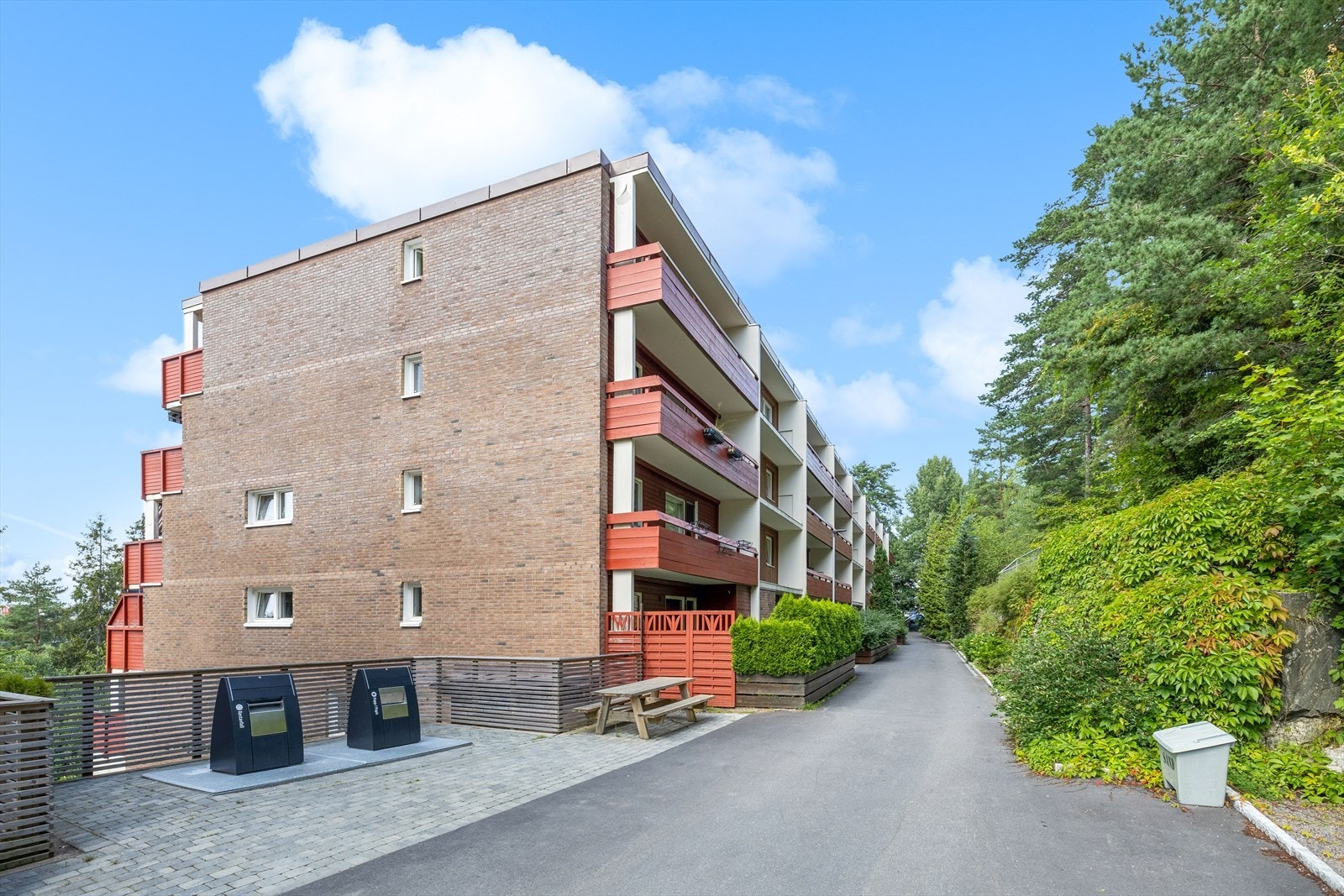 Veletablert sameie omkranset av grøntområder. Galleribilde