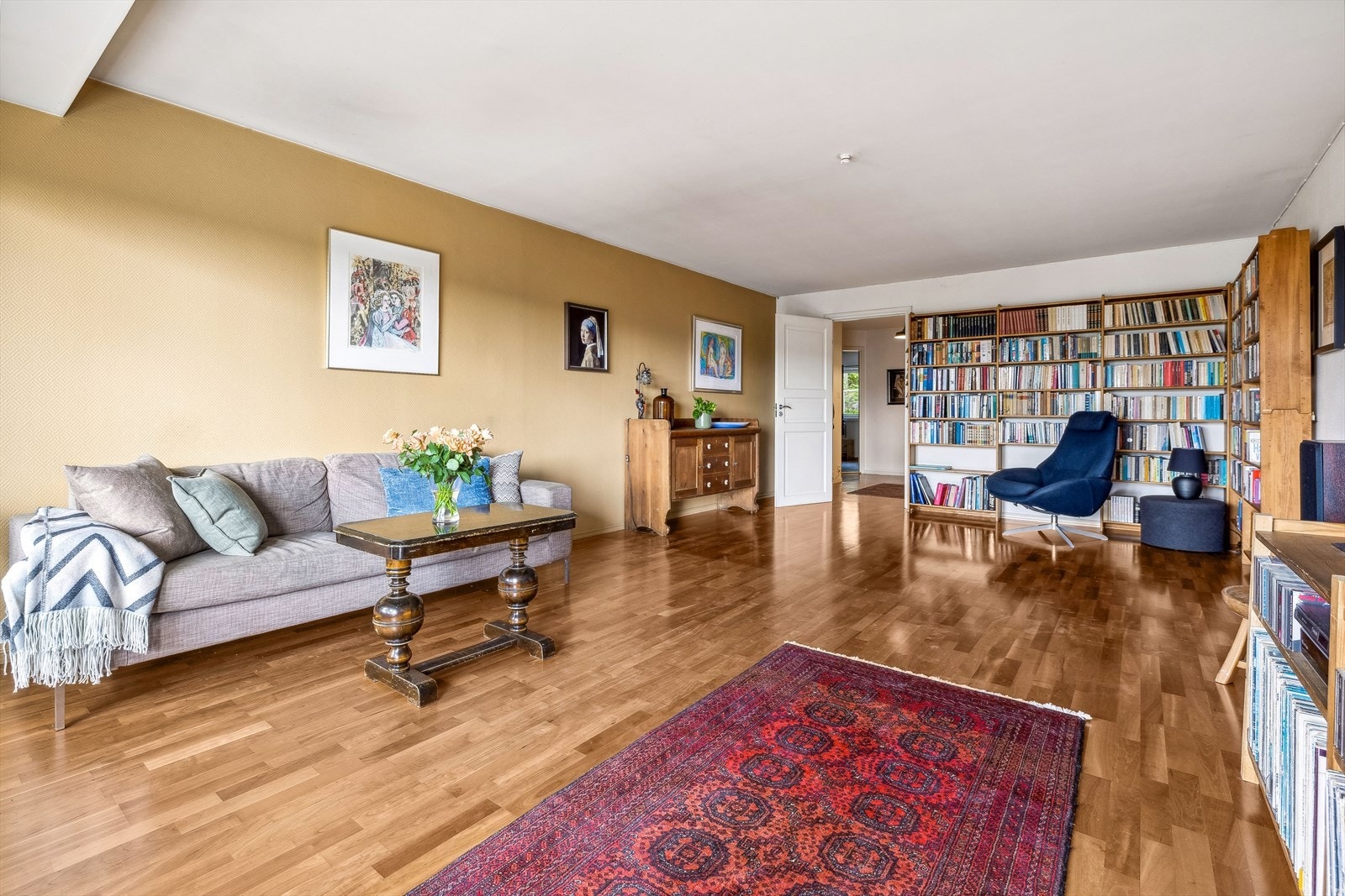 Stuen har gode møbleringsmuligheter med plass til både sofagruppe, spisebord og annet ønskelig møblement. Galleribilde