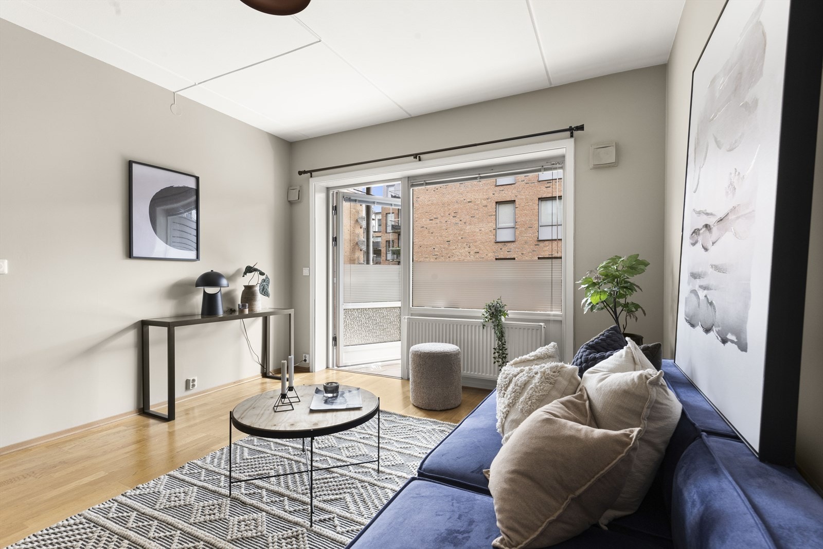 Fra stuen er det utgang til en hyggelig balkong på ca 8 m² Galleribilde