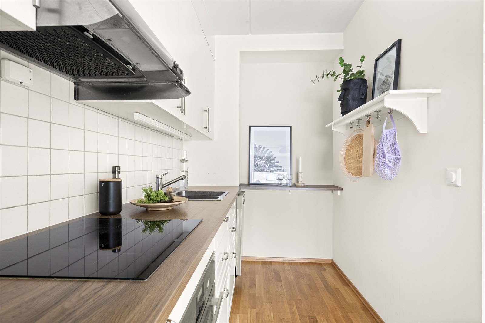 Det er utstyrt med integrerte hvitevarer som komfyr, platetopp samt frittstående kjøleskap. Det er opplegg for oppvaskmaskin Galleribilde