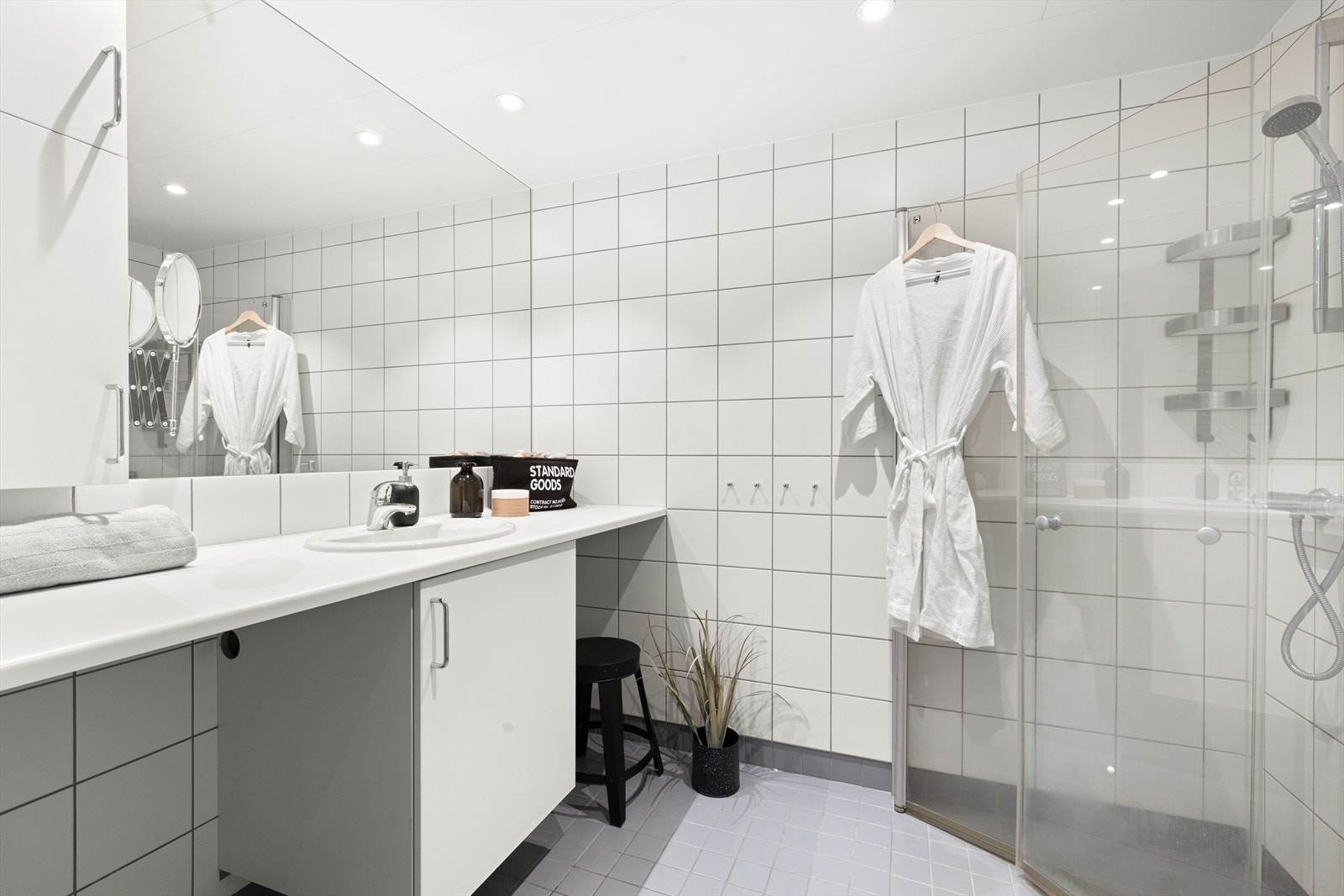 Pent flislagt bad med varmekabler i gulvet og downlights i taket Galleribilde