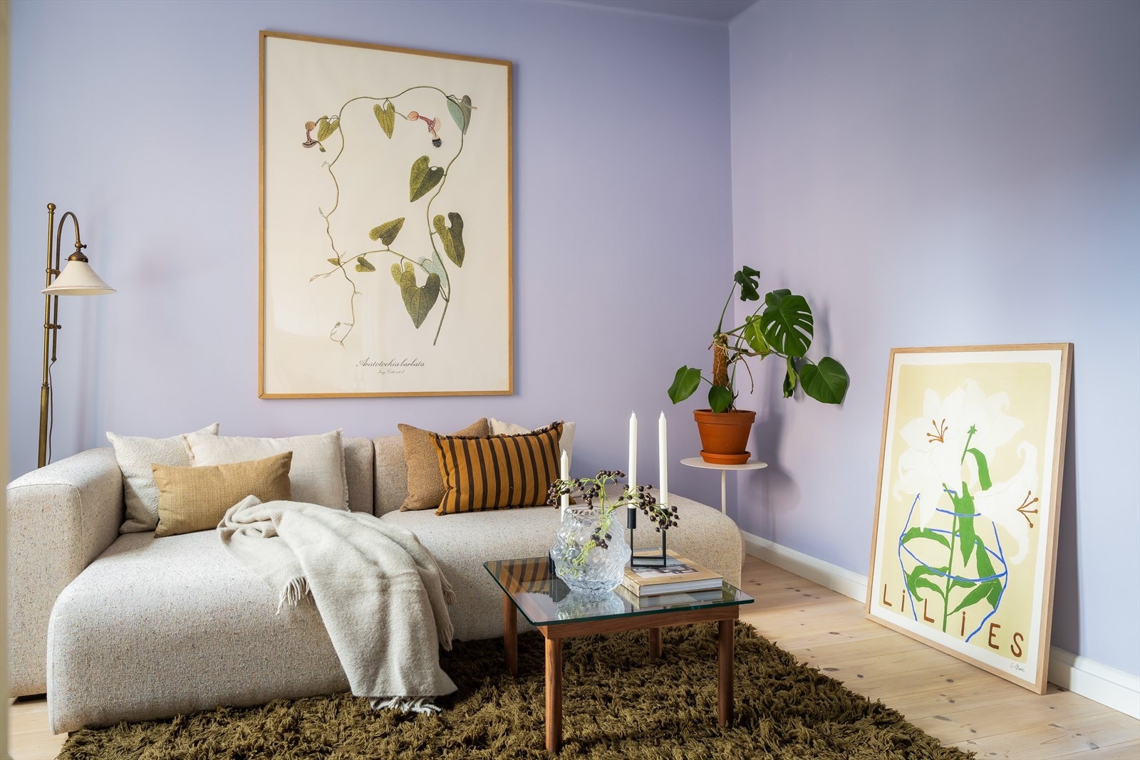 Stuen er lys og luftig med store vindusflater som slipper rikelig med naturlig lys inn, samt en generøs takhøyde på 2,78 meter. Galleribilde