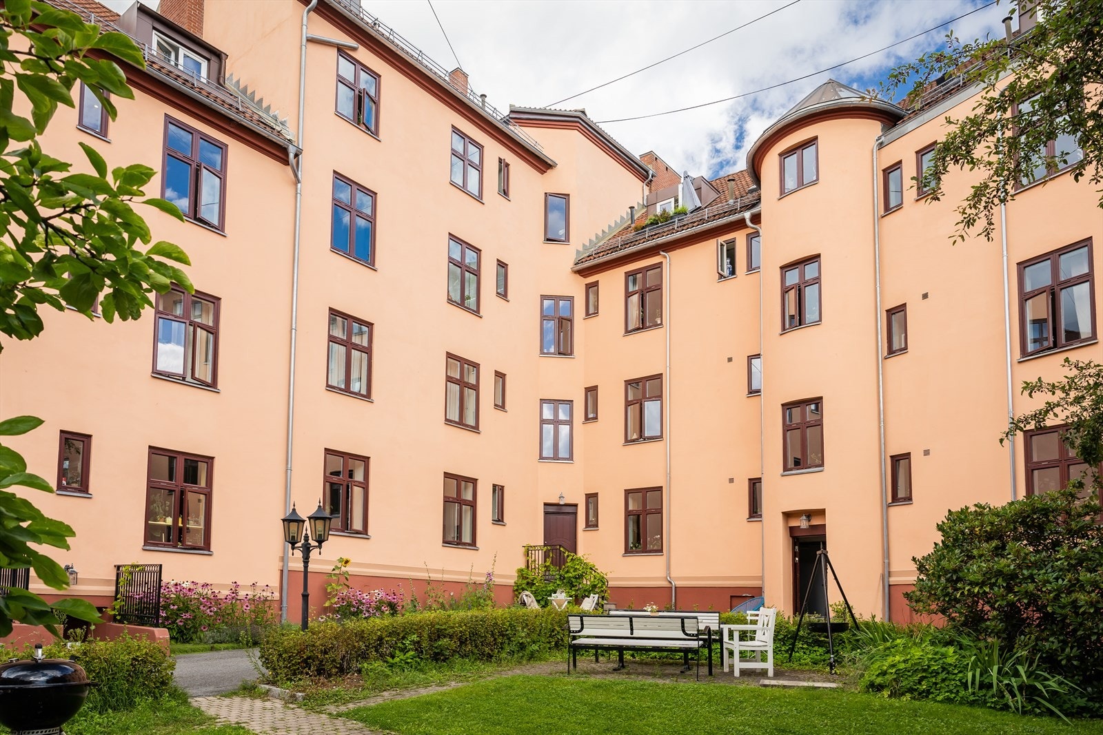 Leiligheten ligger i byggets 1.etasje (høy), og vender i sin helhet mot frodige, grønne og parklignende fellesområder. Galleribilde