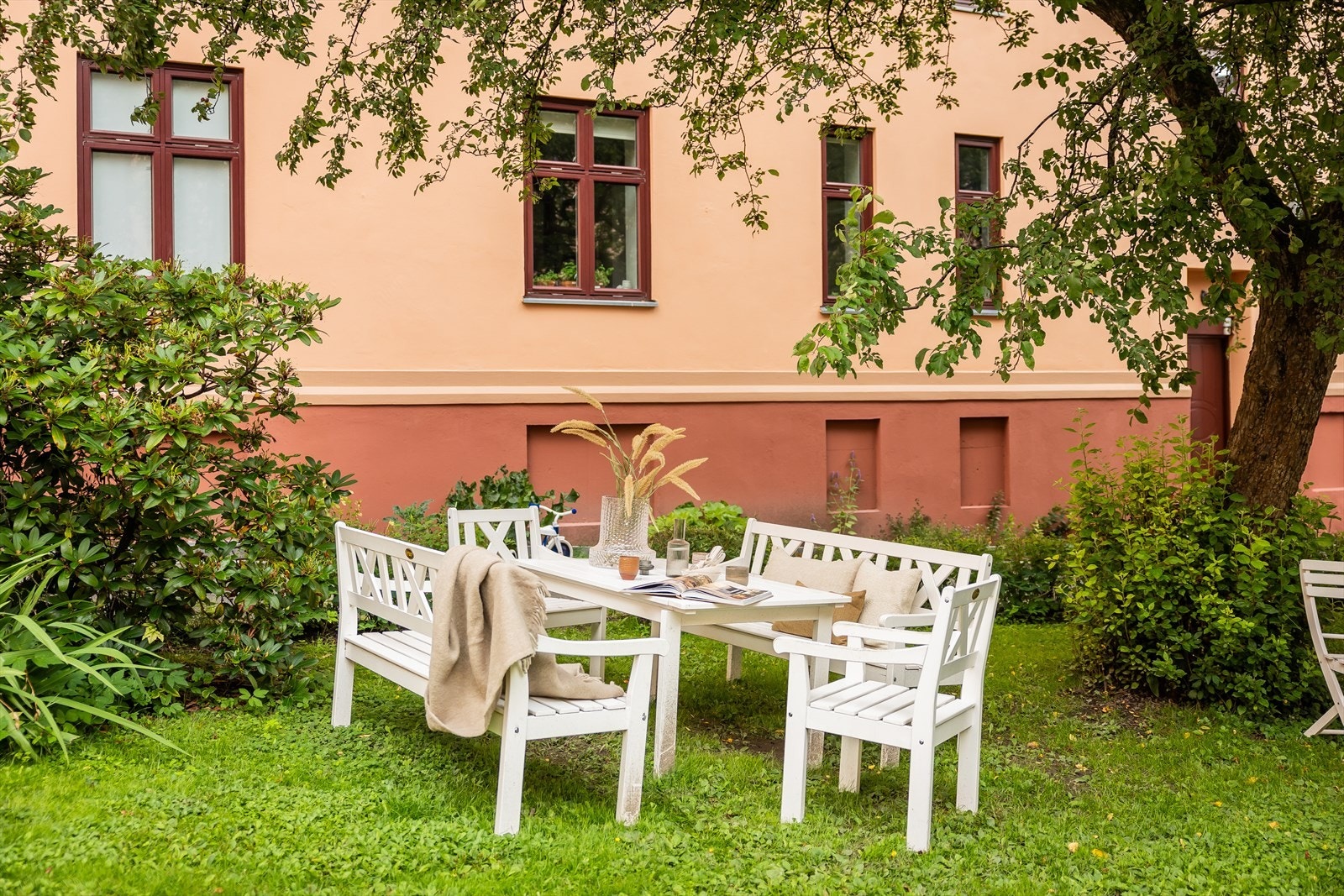 Idyllisk bakgård med flere sittebenker, bord og griller som tilrettelegger for sosial hygge i bakhagen. Bakgården er kjent for sin magiske julegrantenning i Telia reklame med Lewi Bergrud og Sølvguttene. Galleribilde