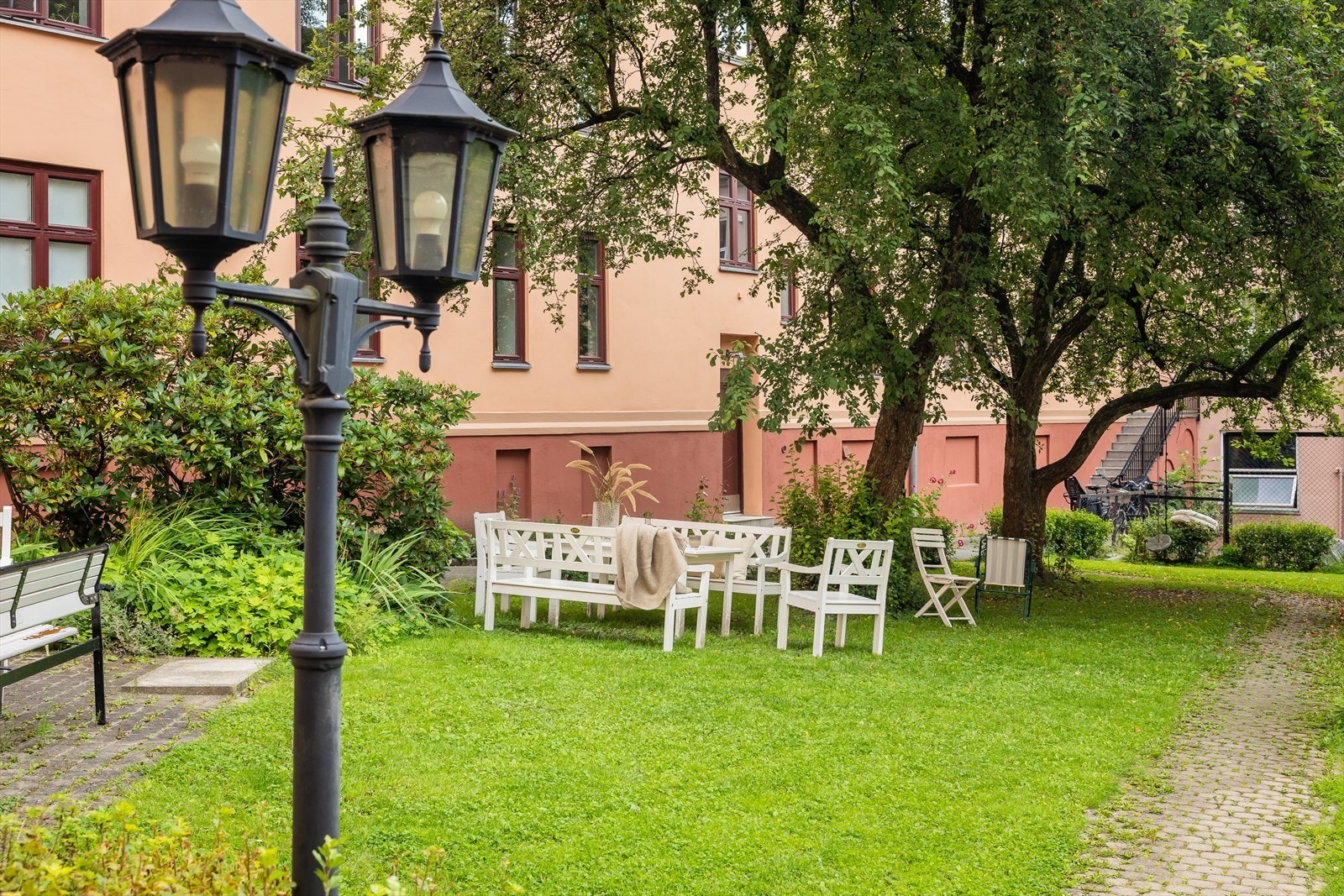 Skjermet gårdsromsrom med svært god solforhol fungerer som en liten park sommerstid. Galleribilde