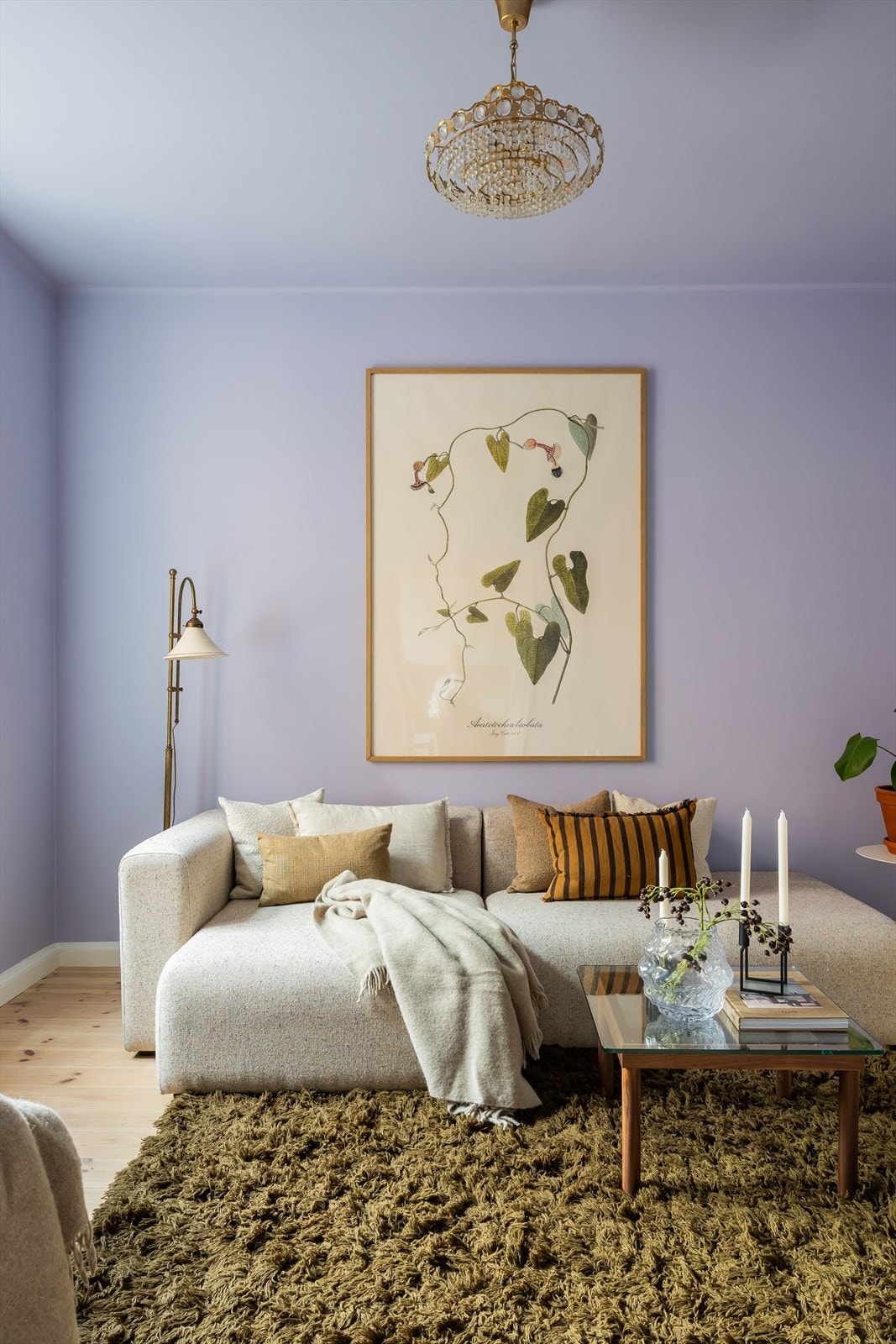 I den romslige stuen er det god plass til både sofagruppe og spiseplass. En smart skapsseng er også en genial løsning. Galleribilde