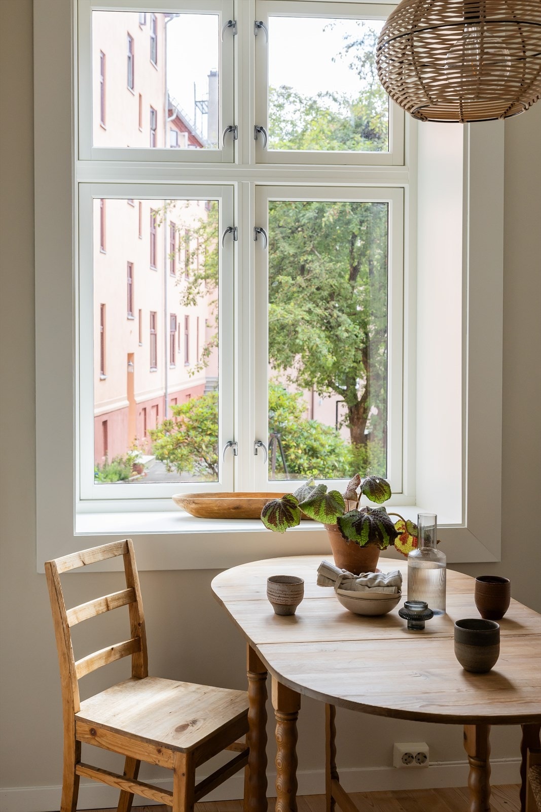 Leiligheten har store, klassiske vinduer med sprosser som gir rikelig med naturlig lys og en følelse av romslighet. Galleribilde