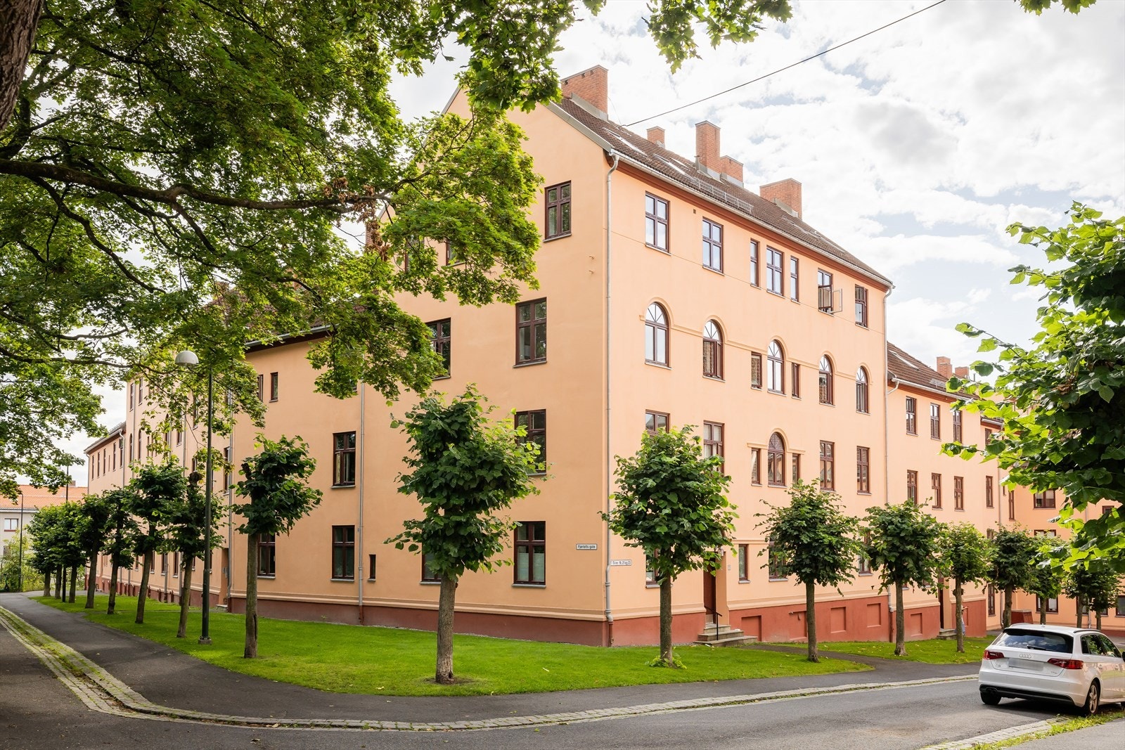 Dersom du ønsker å bo sentralt, men samtidig avskjermet fra byens støy, er denne leiligheten på beste Sagene perfekt for deg. Galleribilde
