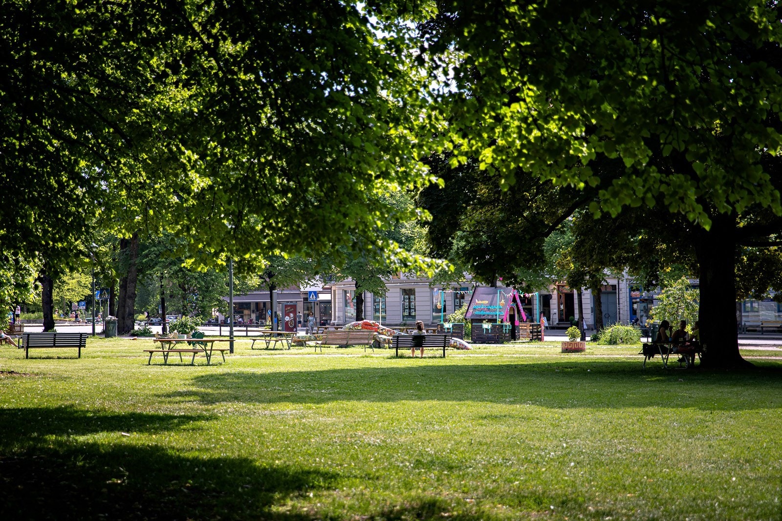 Leiligheten ligger i gangavstand til flere parker og grøntområder, f.eks. Bjølsenparken, Bjølsendumpa, Torshovparken, Ilaparken og Myraløkka. Galleribilde