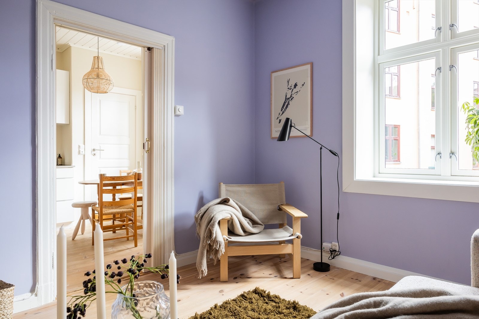 Stuen er romslig med god plass til sofagruppe eller seng. Galleribilde