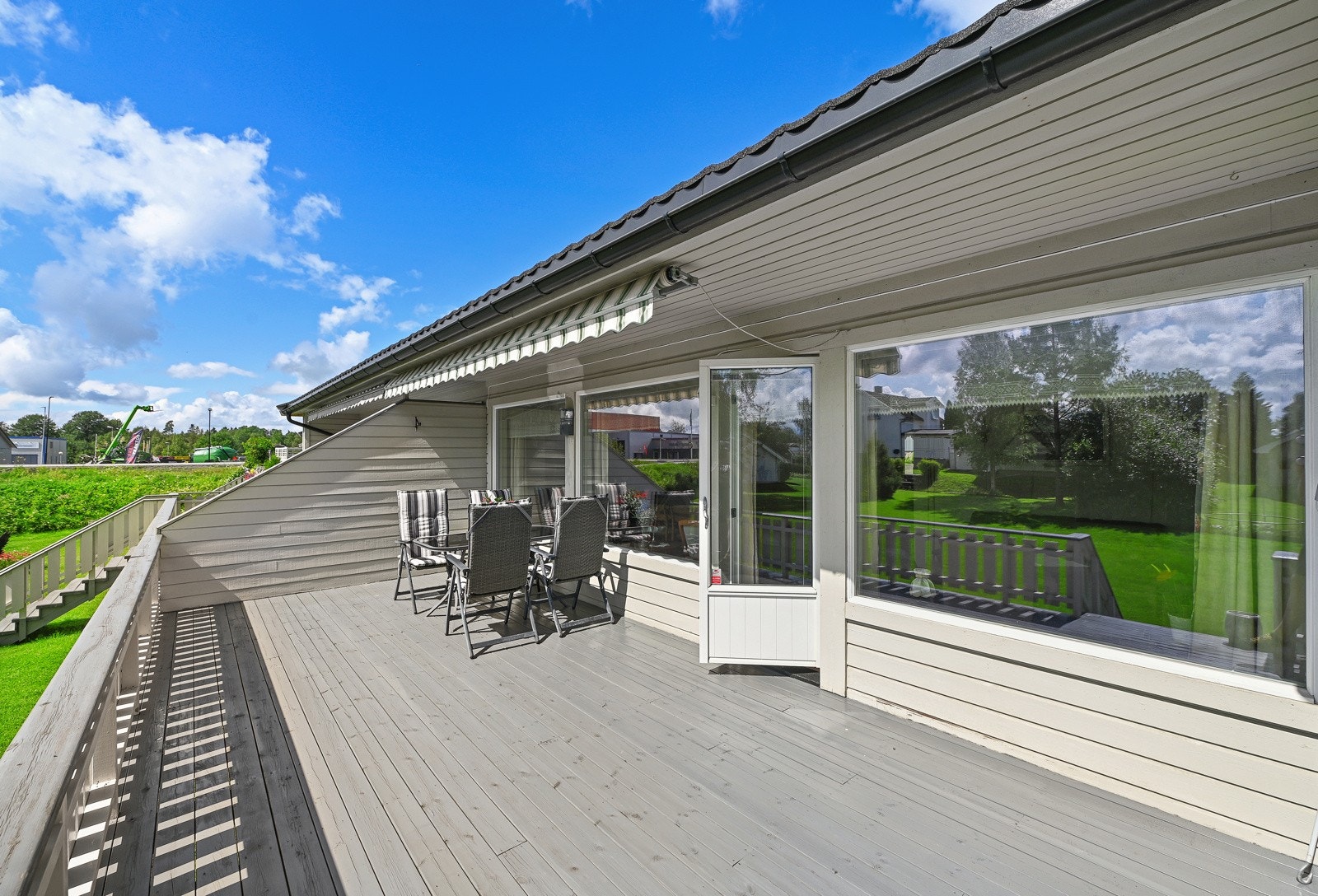 Nyt den sydvendte verandaen på hele 24 kvm, som byr på gode solforhold og en hyggelig utsyn med god boltreplass i hagen. Galleribilde