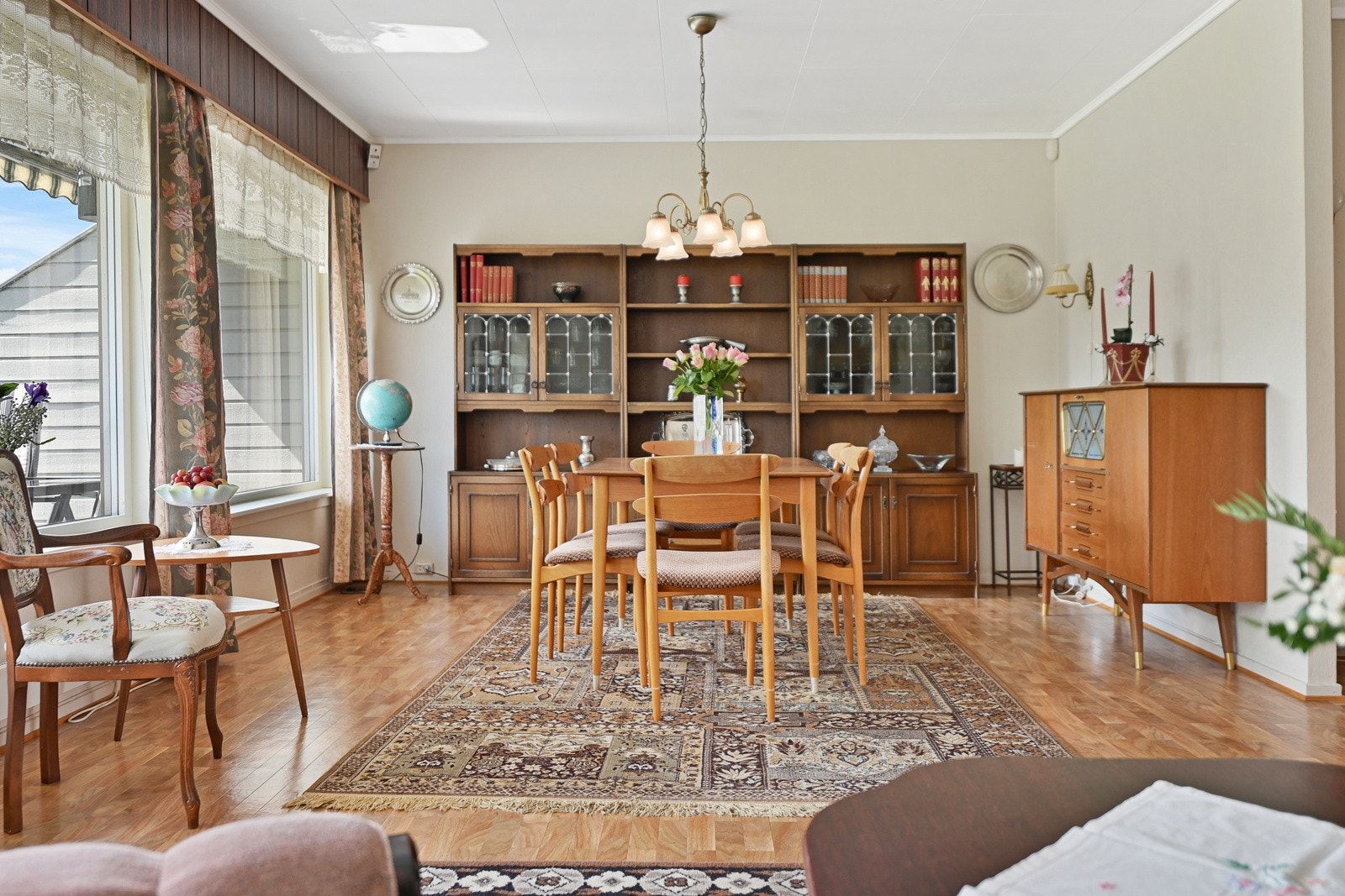 Her er det plass til både sofagruppe og spisegruppe, noe som gjør det enkelt å innrede etter eget ønske. Galleribilde