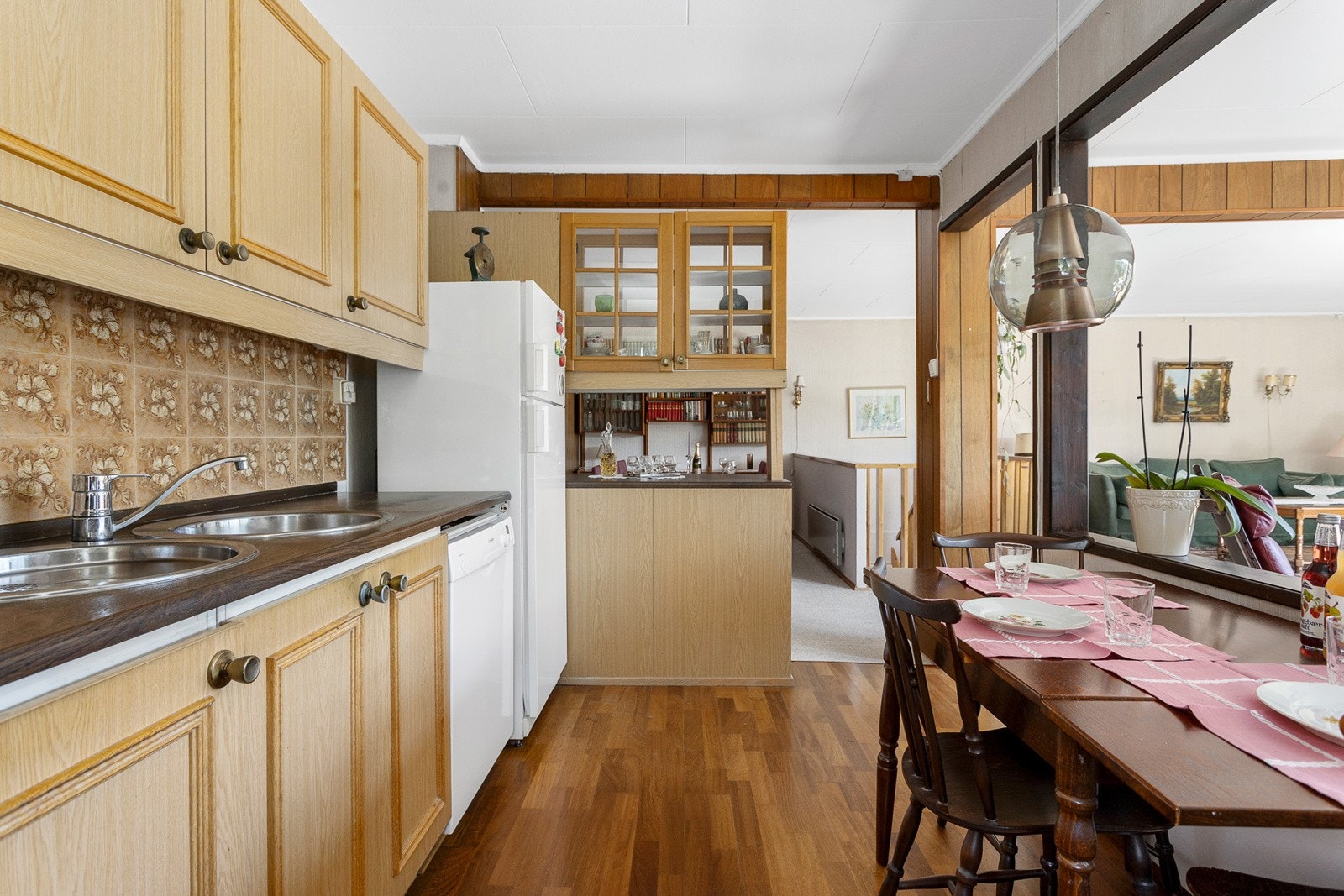 Kjøkkeninnredning med slette folierte fronter og profillist, 4 stk. fronter m/glass og laminat benkeplate Galleribilde