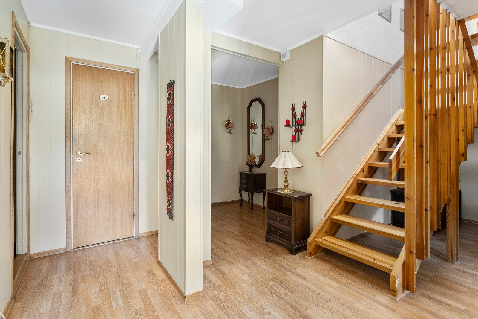 Romslig gang med trappeoppgang til andre etasje Galleribilde