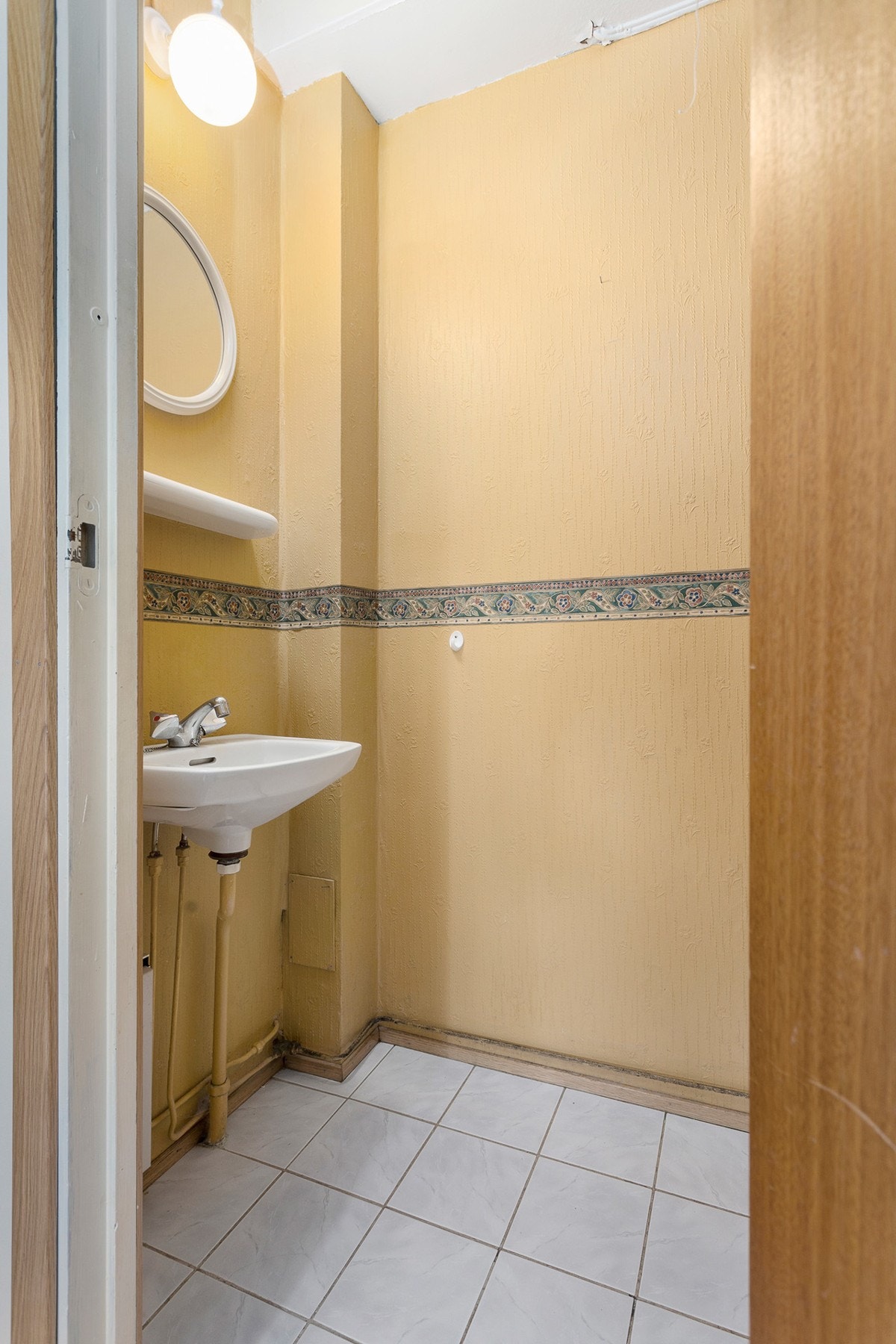 Wc består av servant og wc Galleribilde