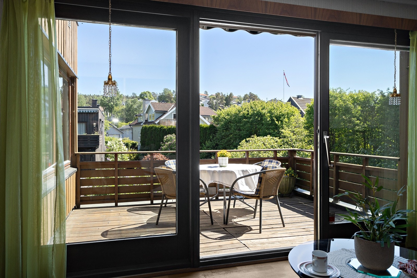 Utgang fra stuen til stor terrasse Galleribilde