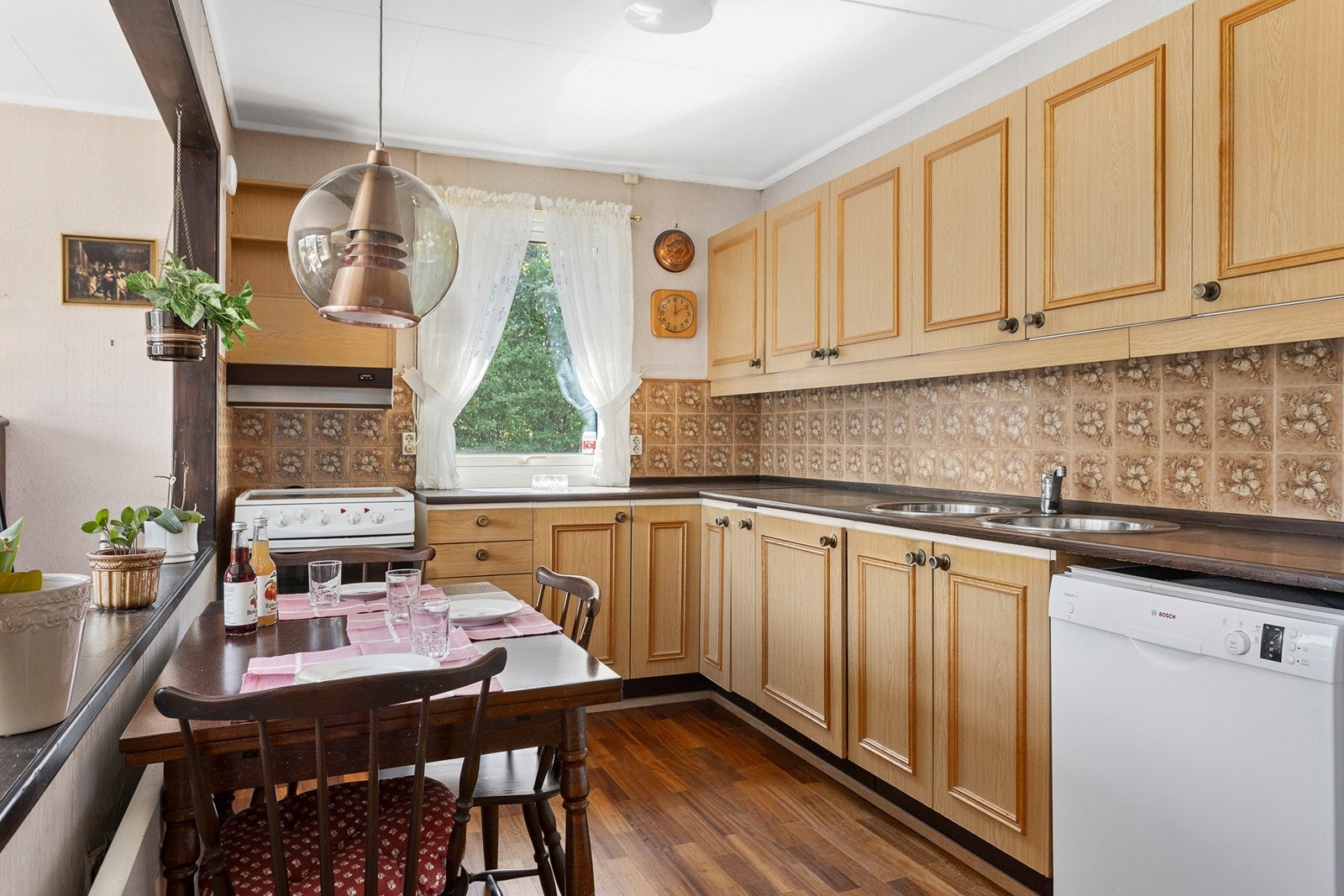 Kjøkkenet er utstyrt med enkel oppvaskkum, skyllekum, ventilator og opplegg for oppvaskmaskin Galleribilde