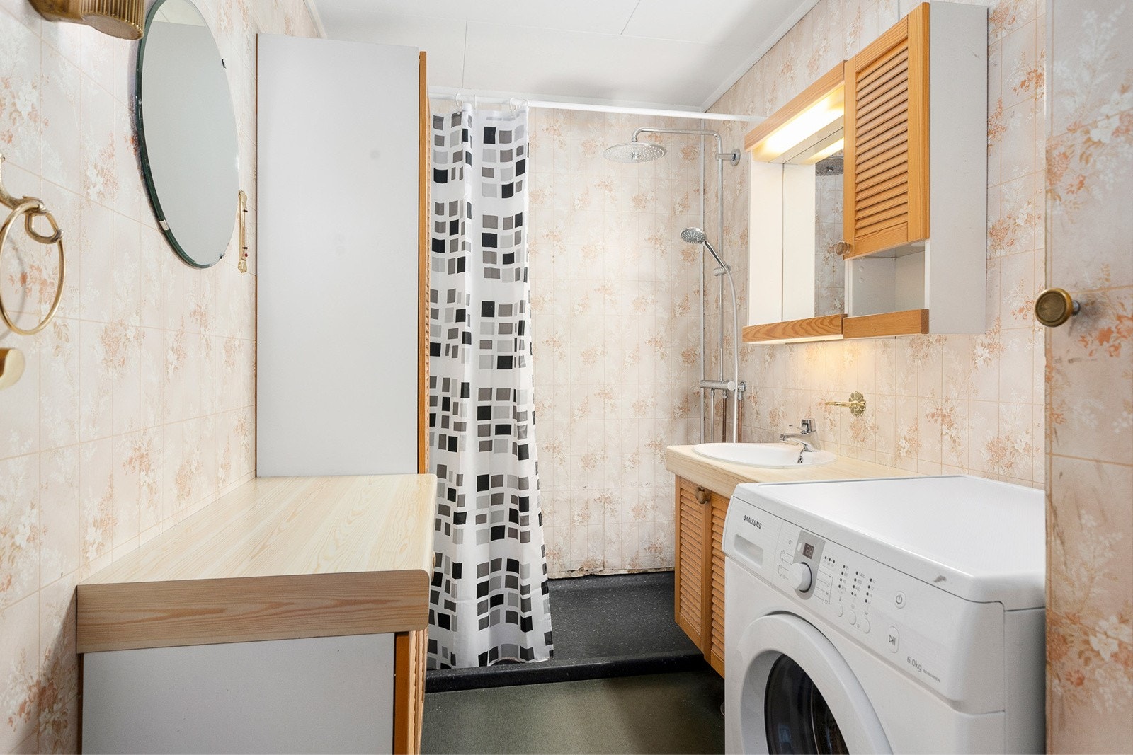 Badet er innredet med blant annet dusjarmatur på vegg og servant med underskap Galleribilde