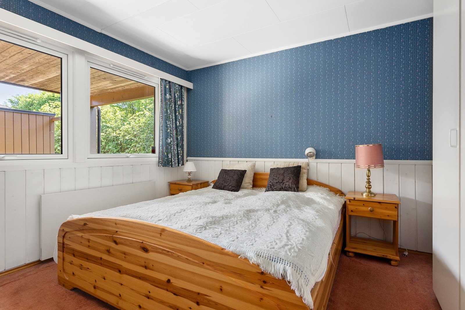 Soverom med plass til dobbeltseng, nattbord og garderobeløsning Galleribilde