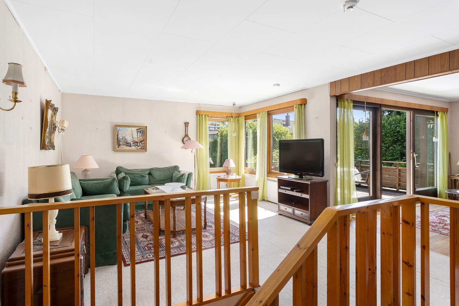 Stuen har store vindusoverflater som gir godt med naturlig lysinnslipp Galleribilde