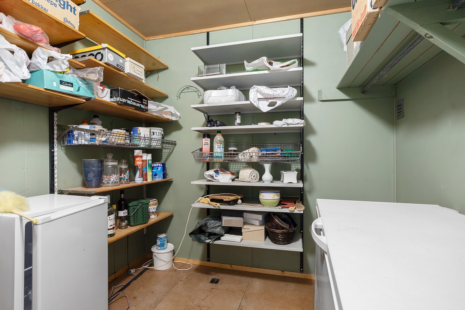 Innvendig bod med gode oppbevaringsmuligheter Galleribilde