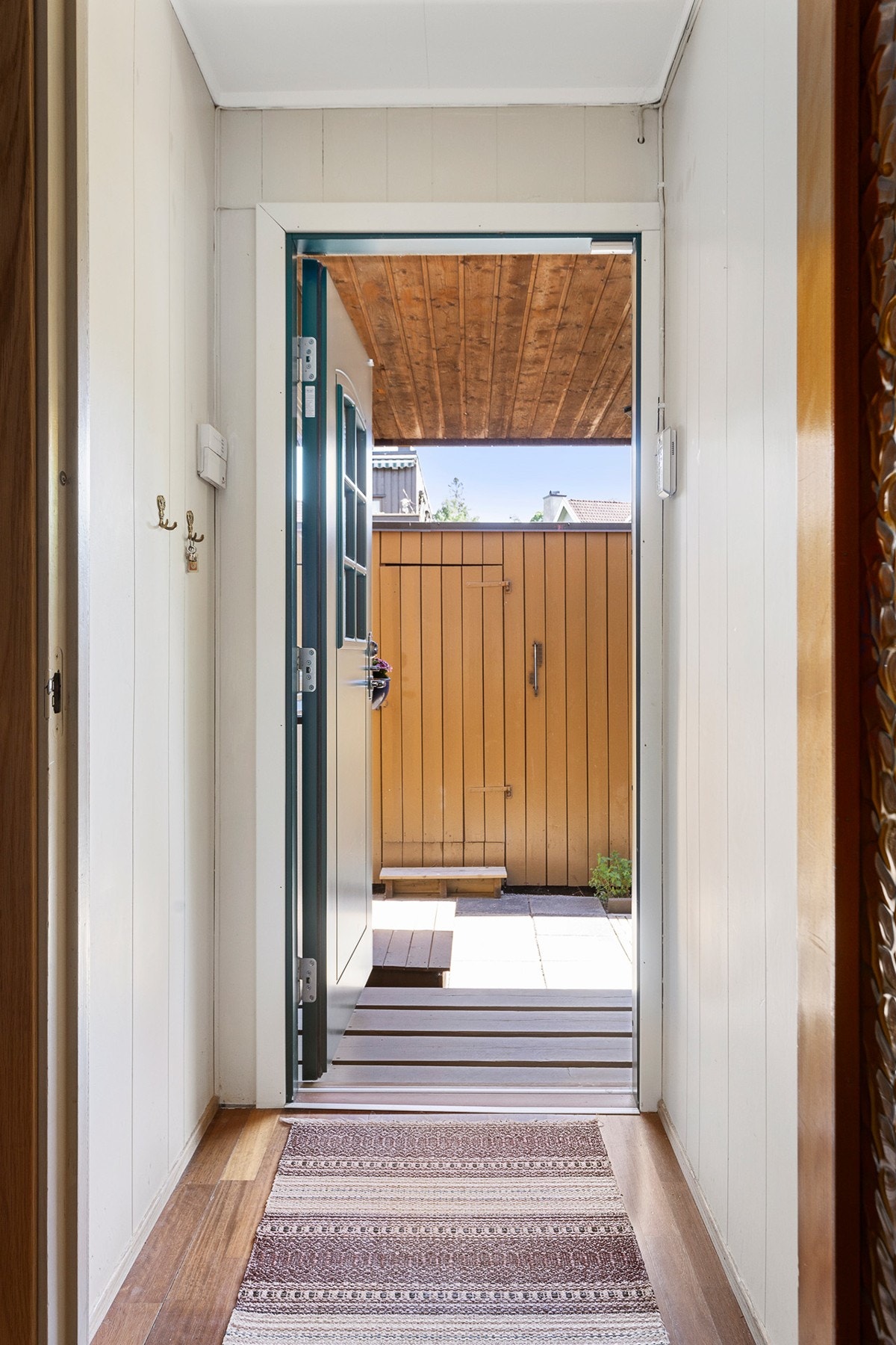 Entré med plass til å henge fra seg yttertøy og sette fra seg sko. Galleribilde