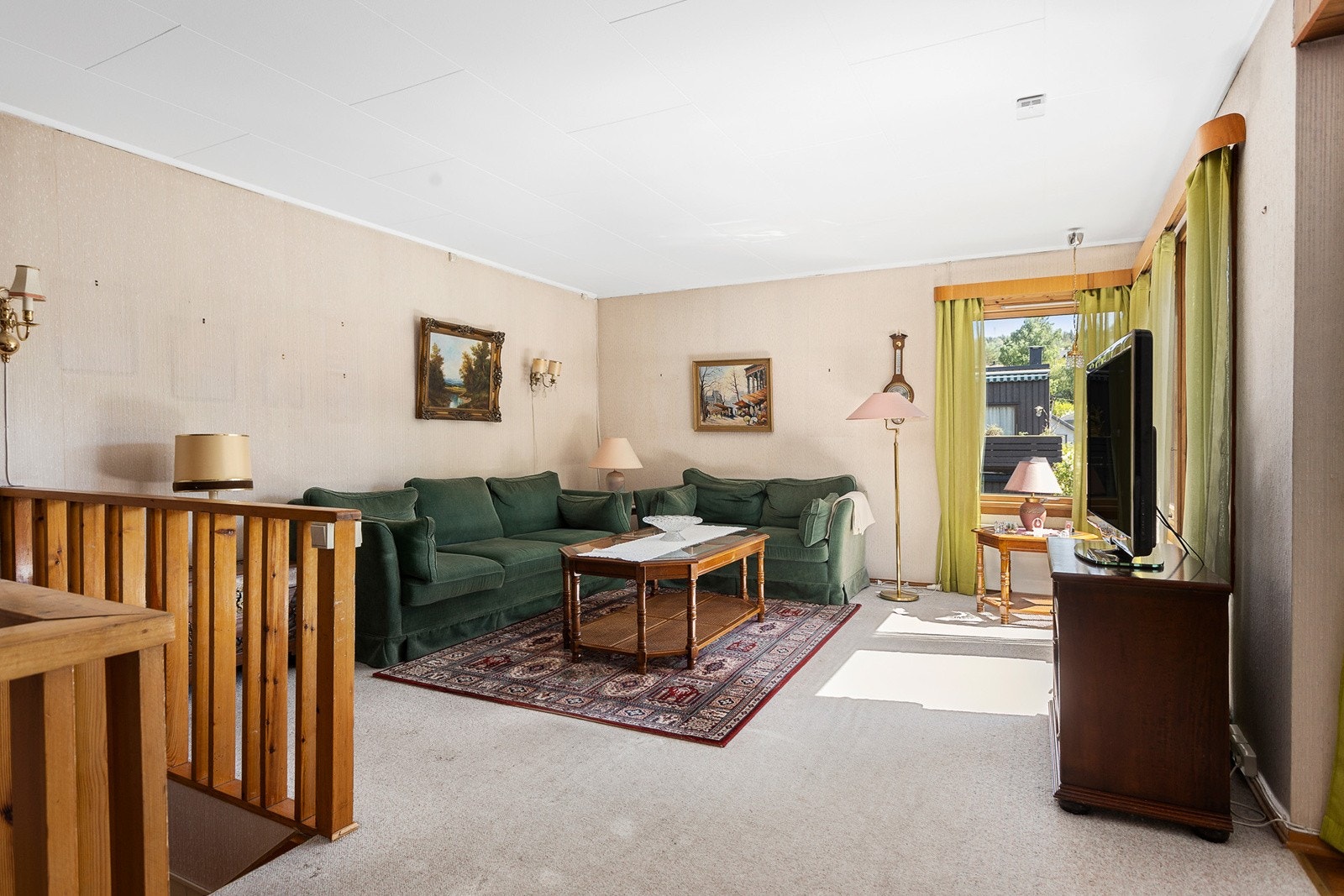 Rommets planløsning gir god plass til sittegrupper, spisebord og tv-benk. Galleribilde