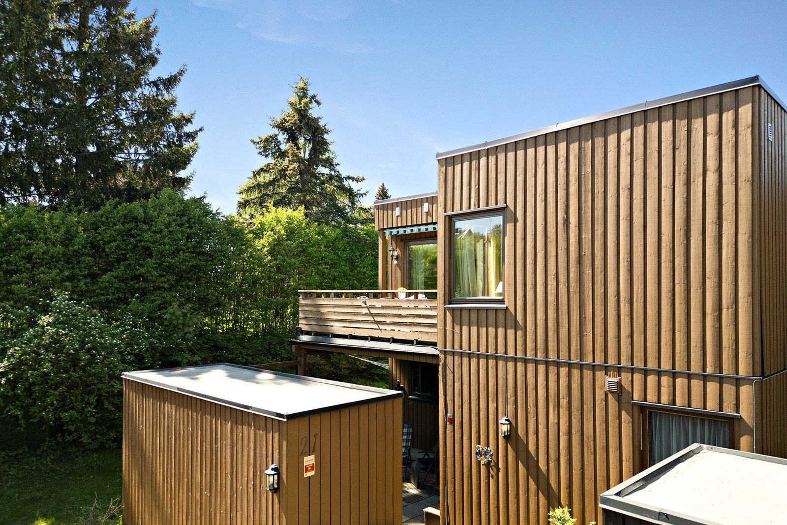 Boligen disponerer 1 utebod på 8m² ved inngangsparti Galleribilde