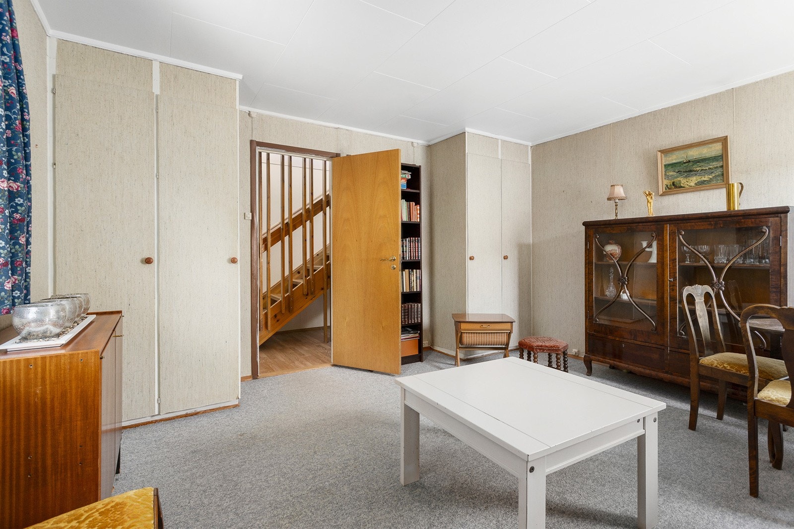 Stort hovedsoverom med plass til dobbeltseng, nattbord og garderobeløsning Galleribilde