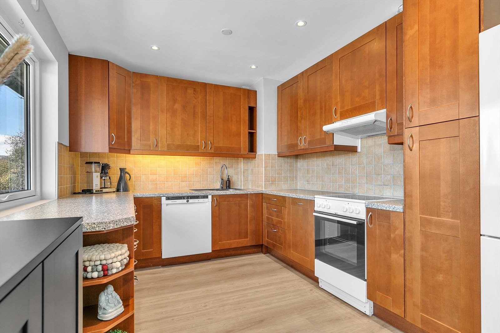 Videre har vi kjøkkenet; praktisk kjøkken med åpen løsning til stue. Galleribilde