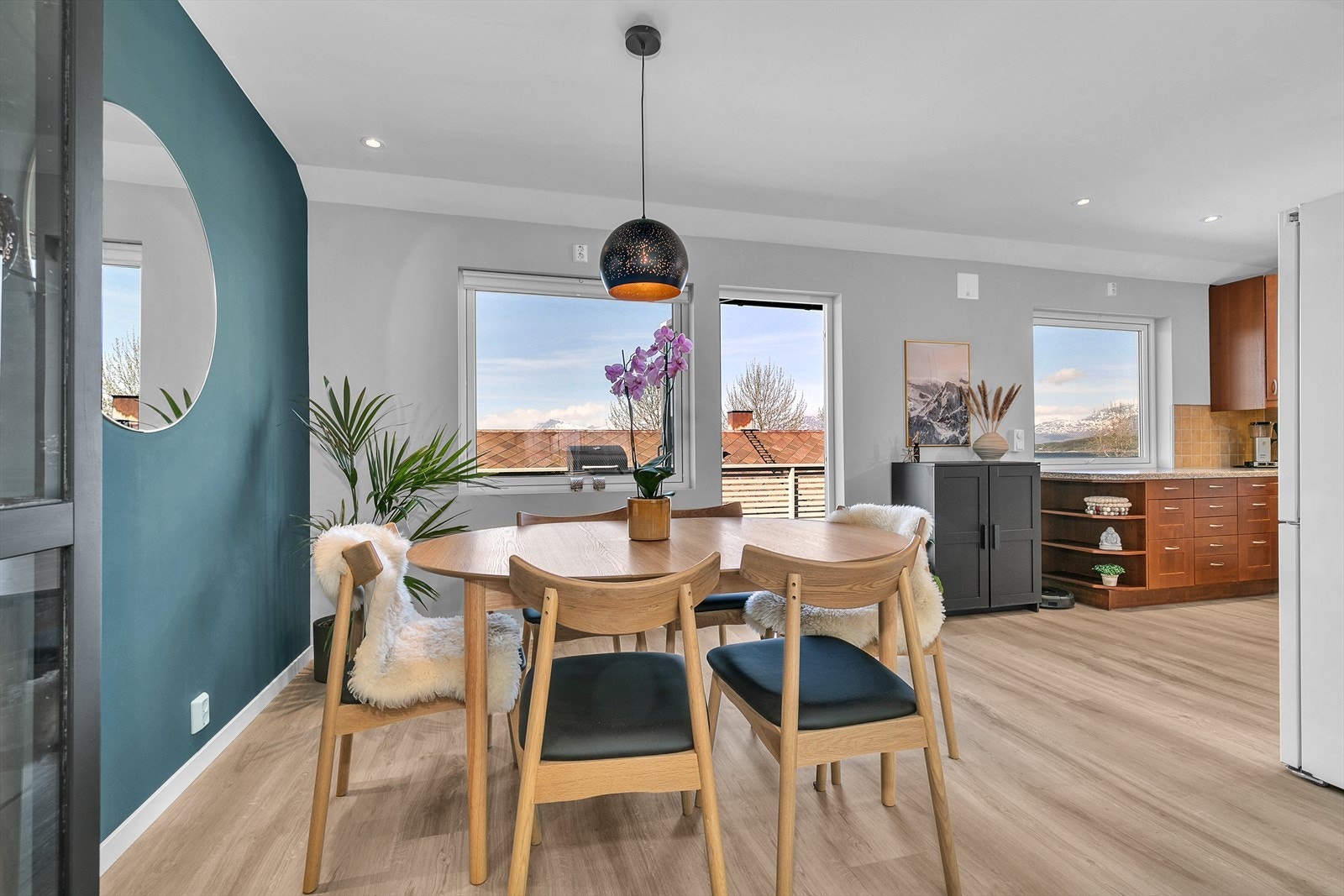 Fine renoverte overflater. Her har vi slette vegger, listefritt rundt vinduer, spotter i taket og et flott gulv. Galleribilde