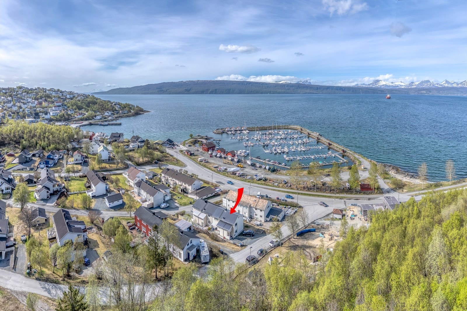 Fantastisk fin beliggenhet med nærhet til turstier, havlivet og med barnehage et steinkast unna. Galleribilde