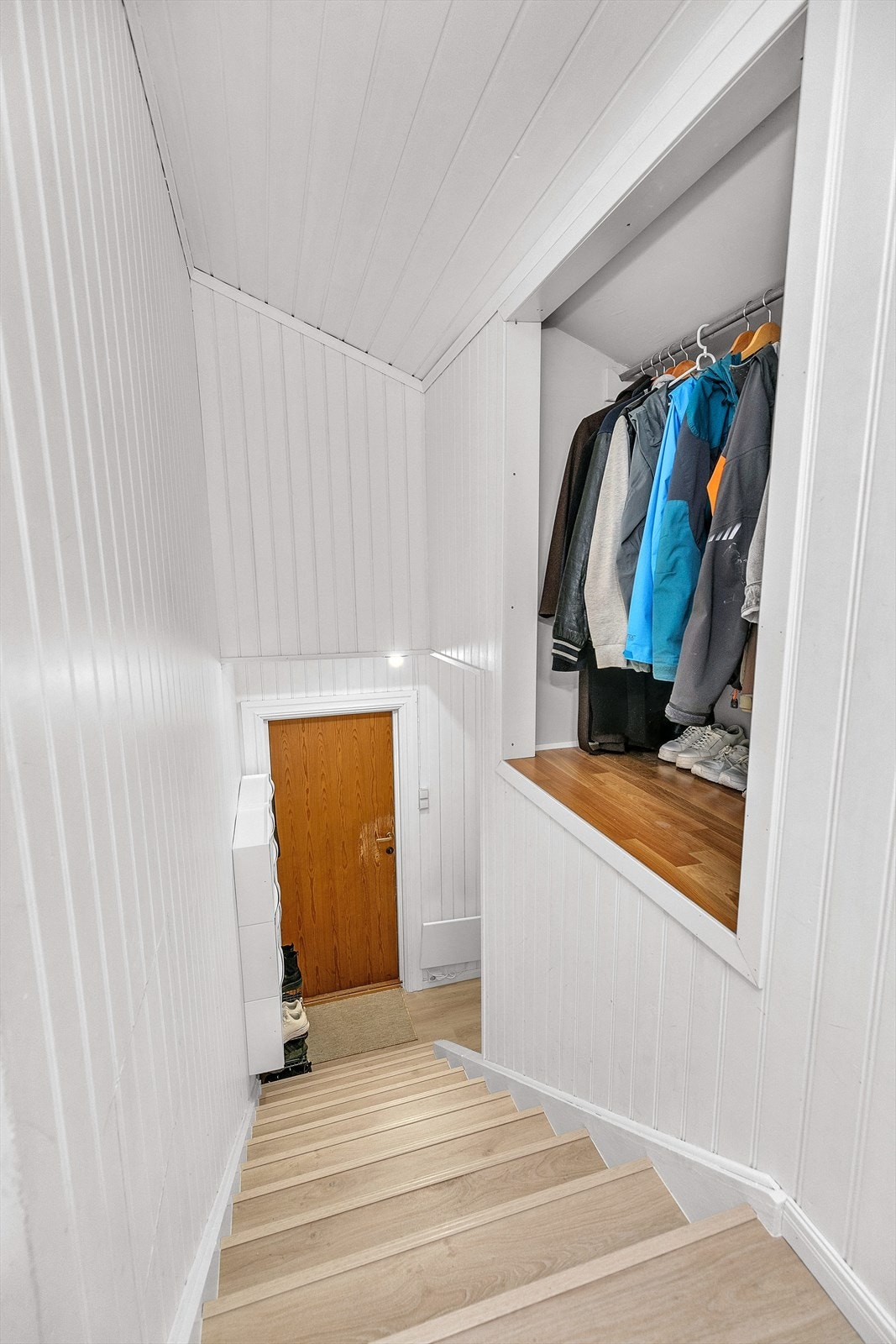 Flott yttergang, her kan man også gå ned til felles vaskekjeller. Galleribilde