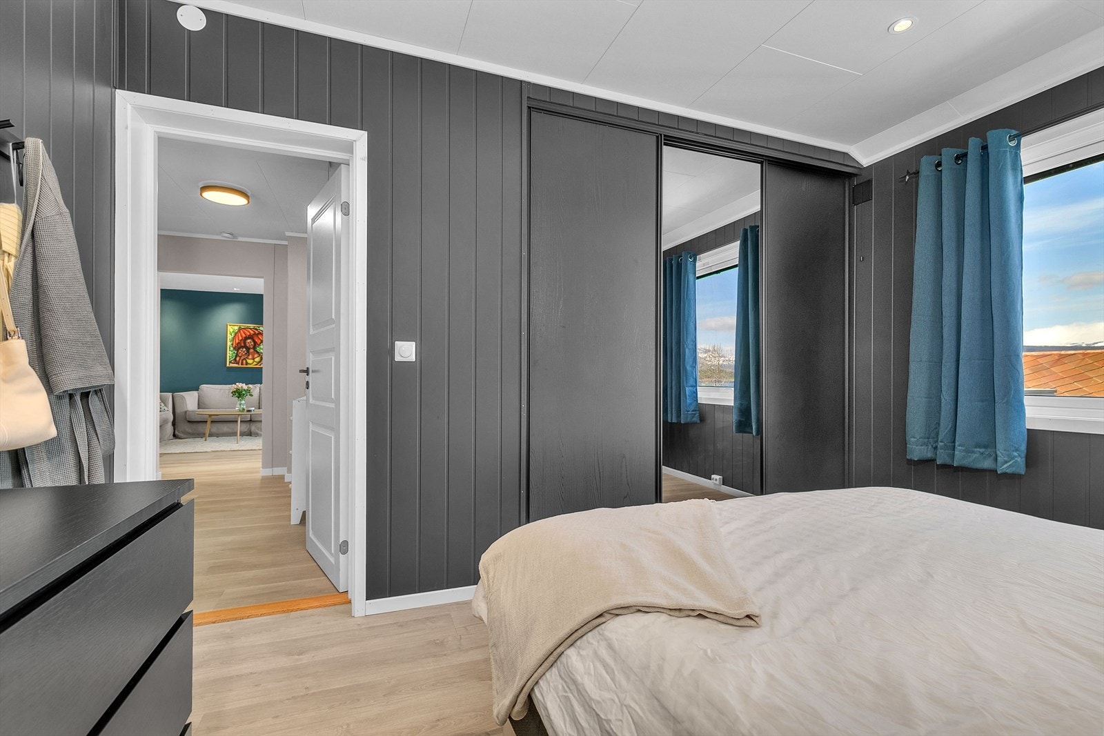 Flott skyvedørsgarderobe på soverom. Galleribilde