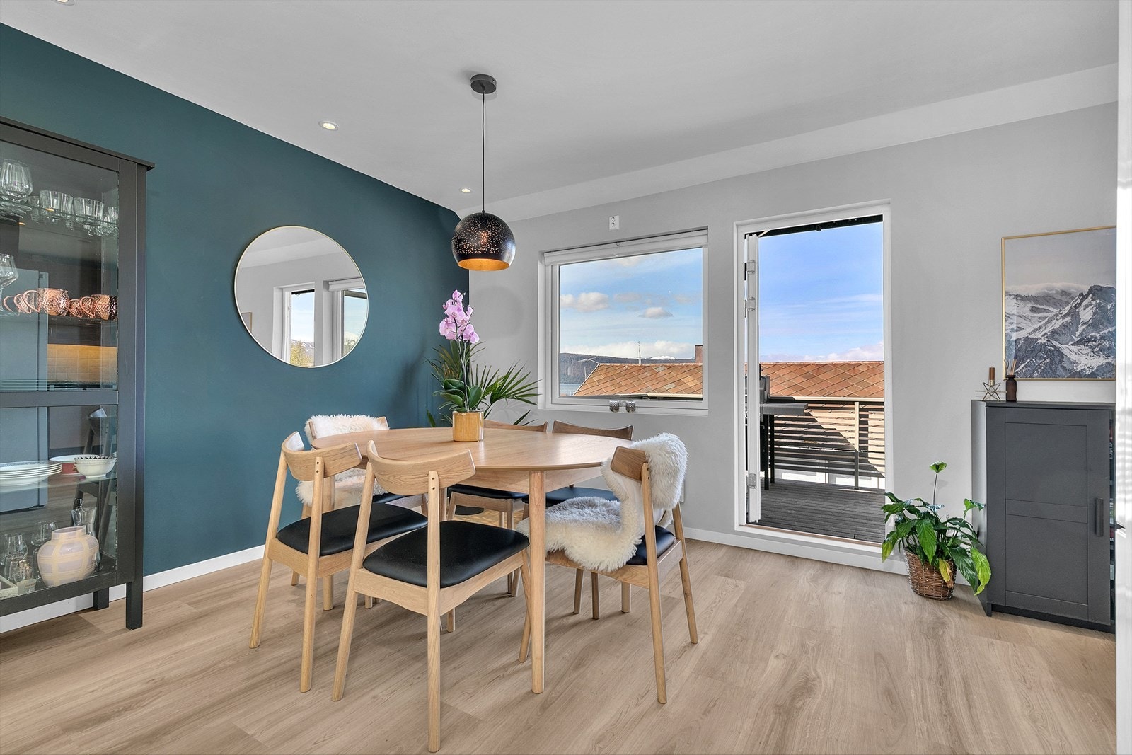 Stuen har godt med dagslys, samt dør ut til en meget flott veranda. Galleribilde